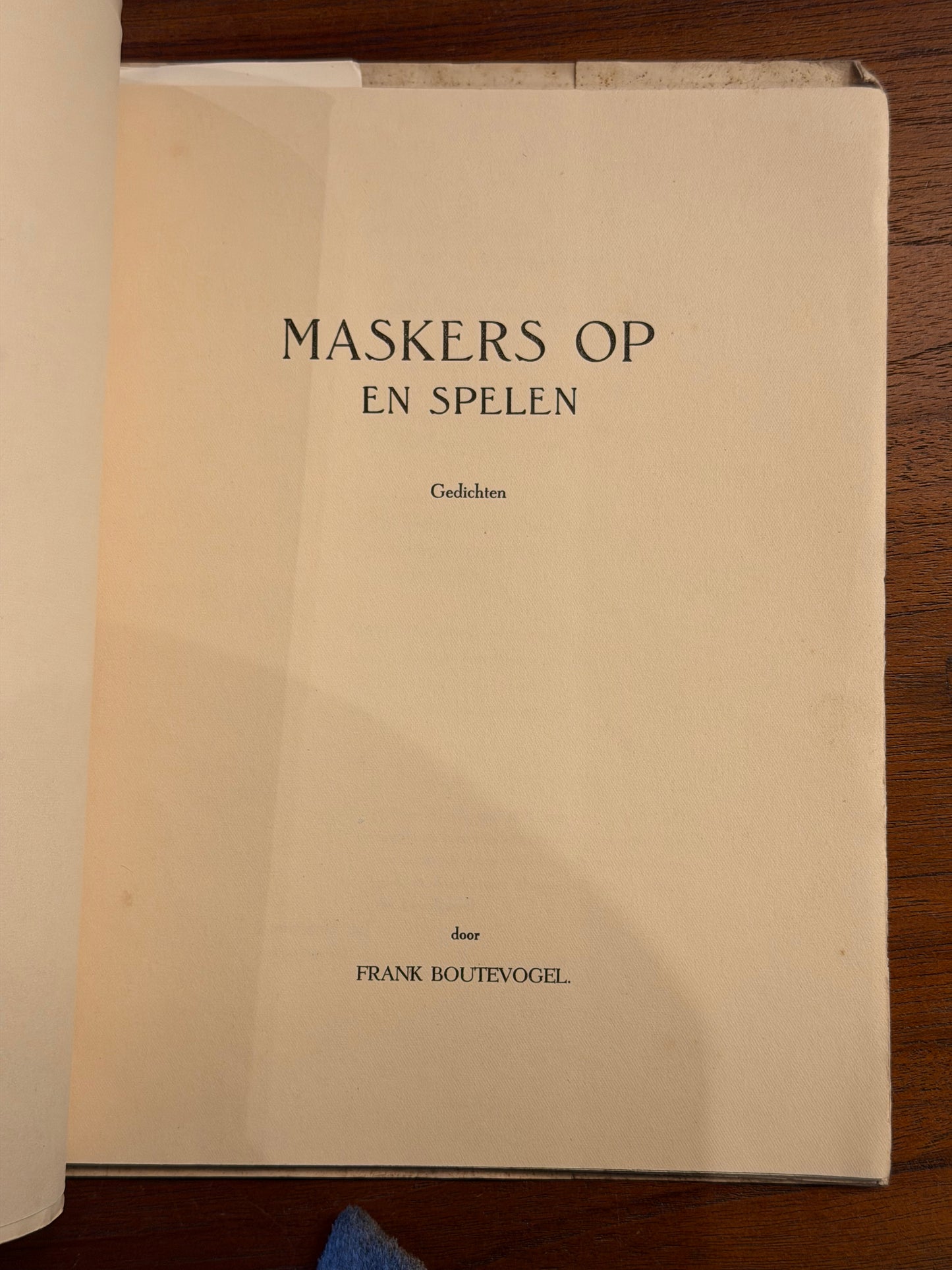 MASKERS OP EN SPELEN door FRANK BOUTEVOGEL.