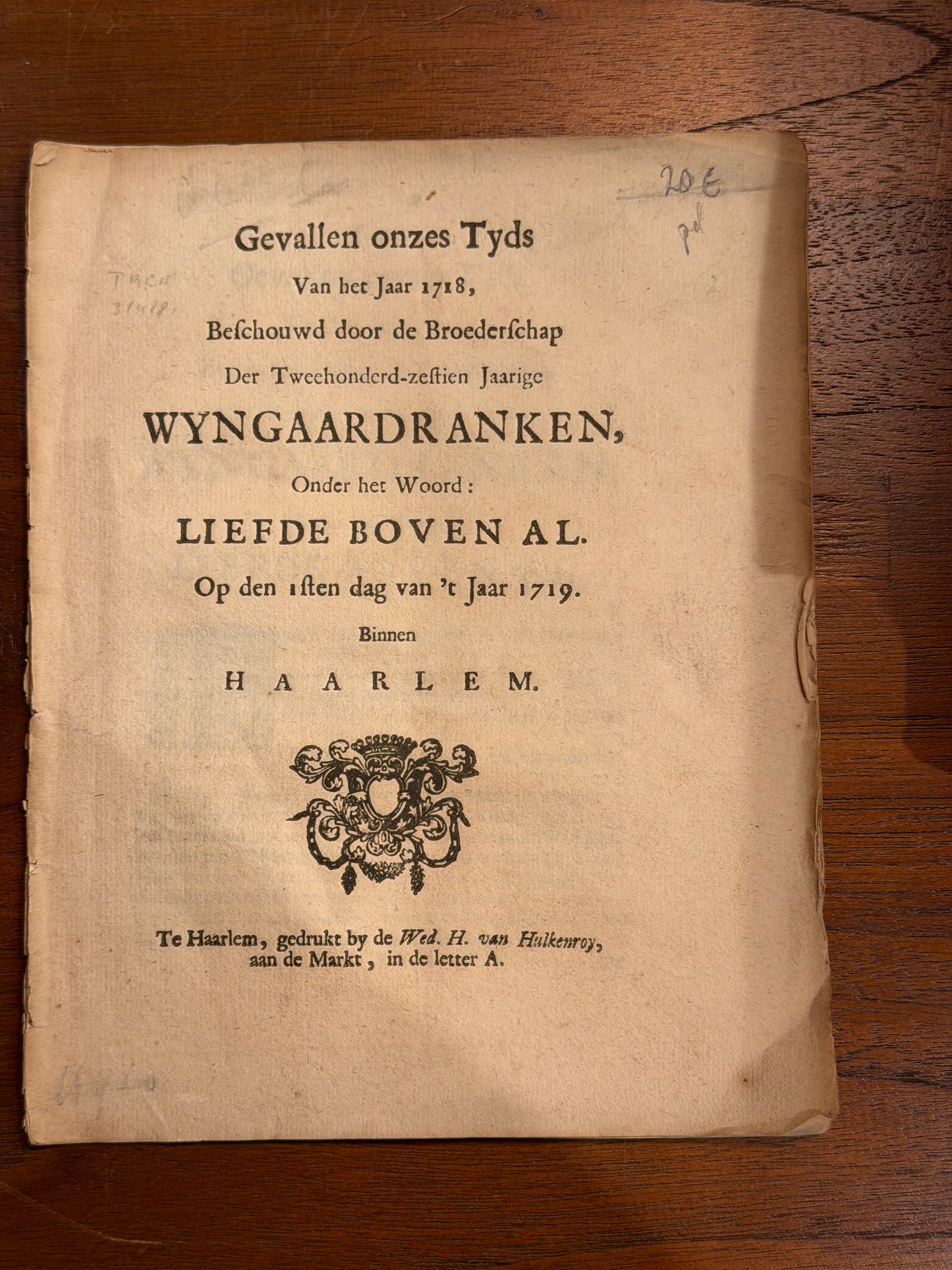 Gevallen onzes Tyds Van het Jaar 1718, beschouwd door de Broederschap der Tweehonderd-zestien Jaarife Wyngaardranken, Onder het Woord: Liefde Boven Al. Haarlem, Wed. H. van Hulkenroy, 1719.