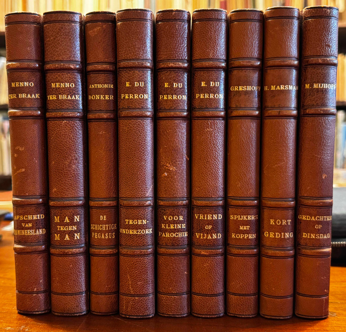 Set van negen (van de oorspronkelijke 10) eerste drukken in uniforme halfleer banden