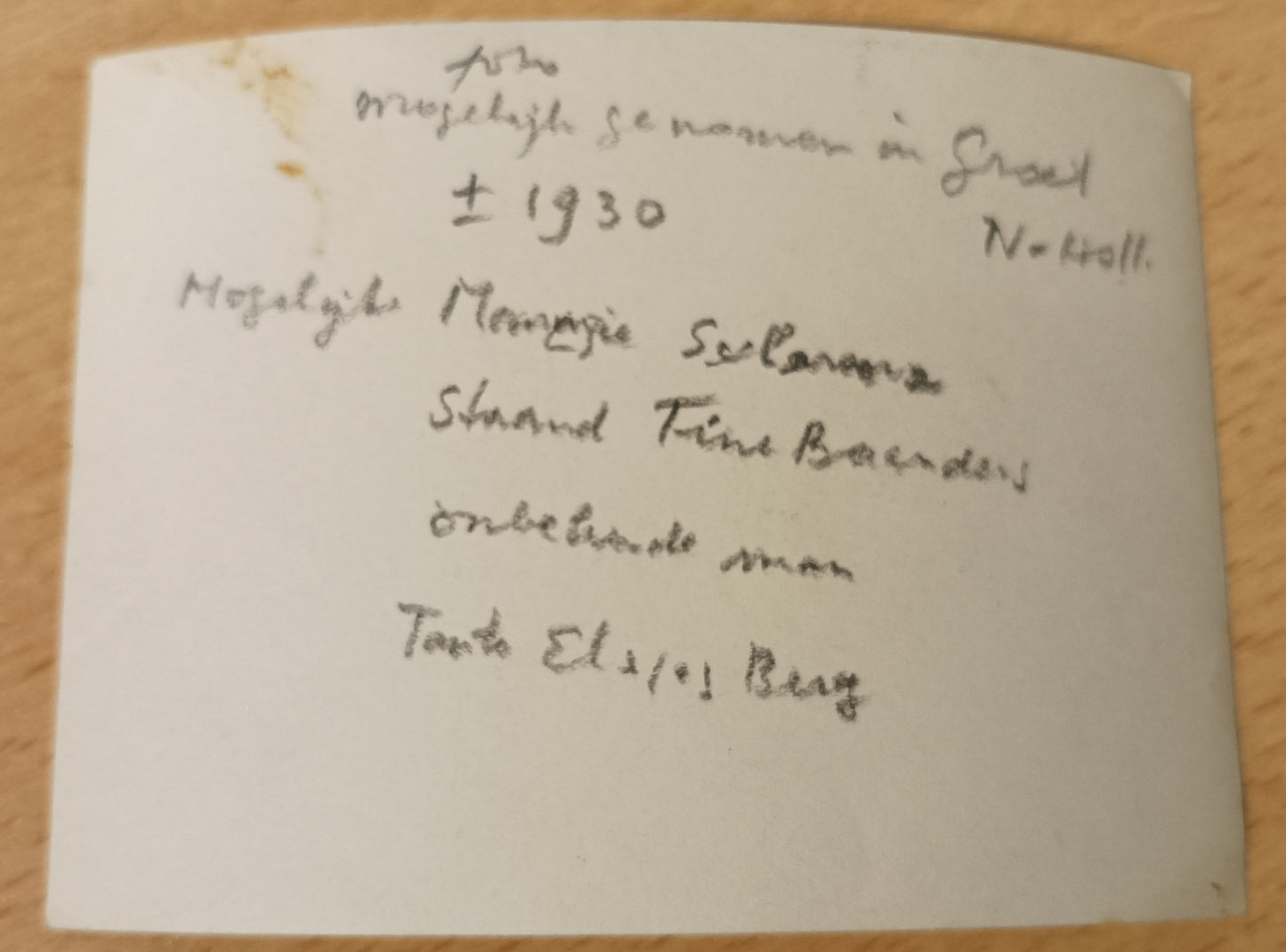 Oorspronkelijke foto van Else Berg, Tine Baanders, Mommie Schwarz (en onbekende man). Mogelijk genomen in Groet (NH), omstreeks 1930.