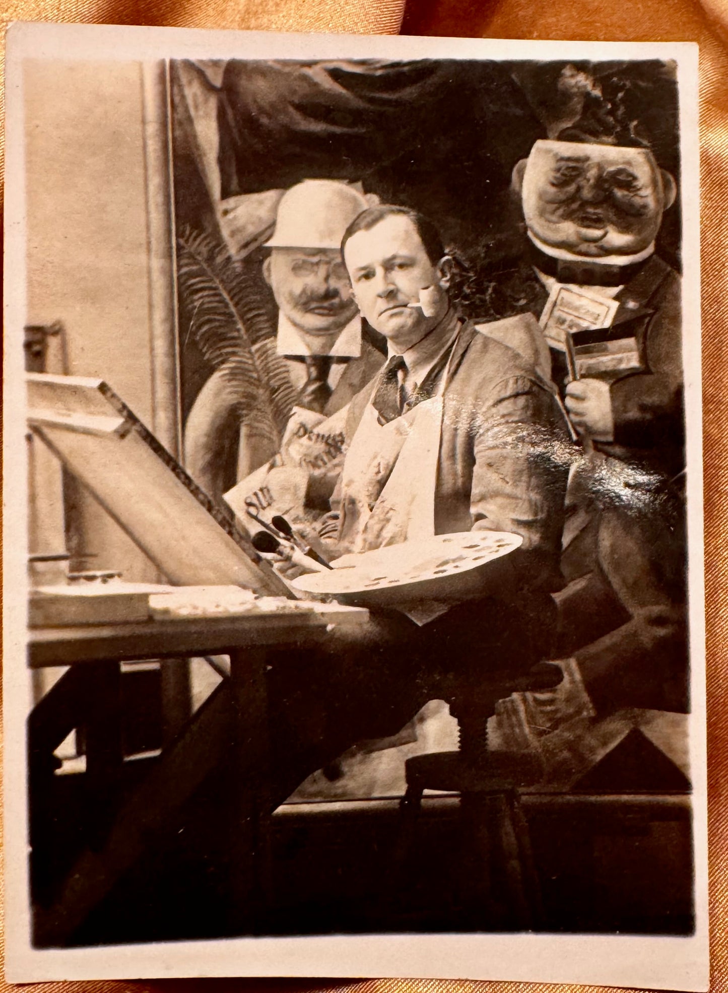 Grosz, George. De kunstenaar in zijn atelier voor het schilderij Eclipse of the Sun (1926)