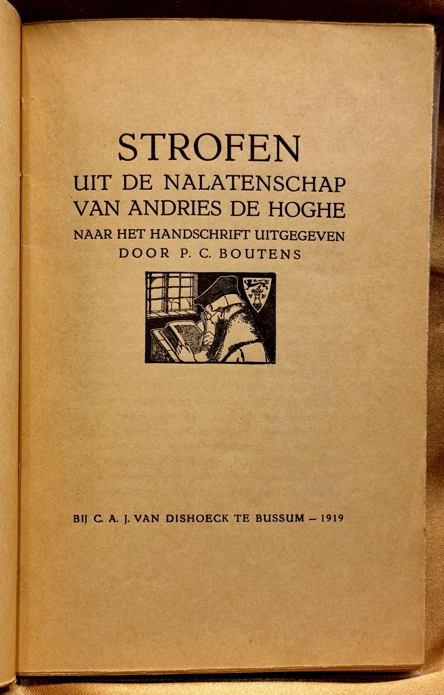 Boutens, P.C. Strofen uit de nalatenschap van Andries de Hoghe uitgegeven en ingeleid door…Bussum, Van Dishoeck, 1919.