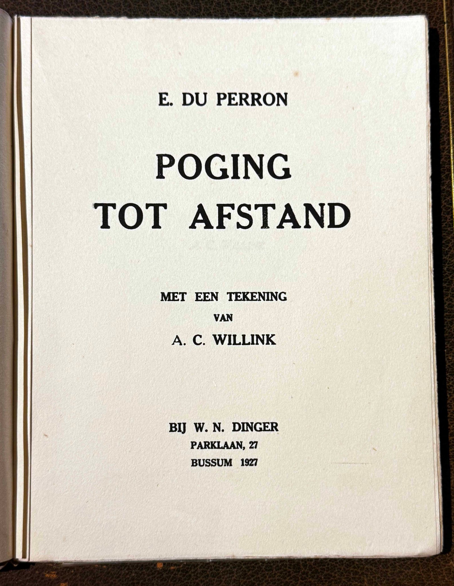 E. du Perron. Poging tot afstand. Met een tekening van A.C. Willink. Bussum, bij W.N. Dinger, Parklaan, 27, 1927