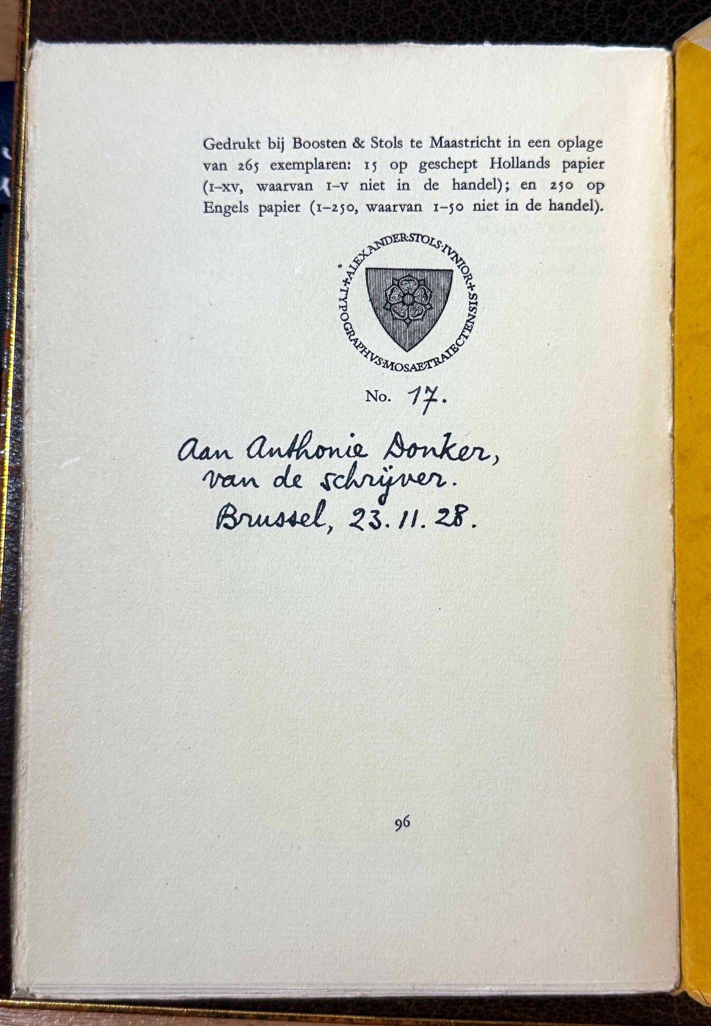 E. du Perron, Poging tot afstand. Met een tekening van A.C. Willink. Bussum, bij W.N. Dinger, Parklaan, 27, 1927 (Colofon: Poging tot afstand werd gedrukt bij A. Breuer, 313, Elsene Steenweg, te Brussel