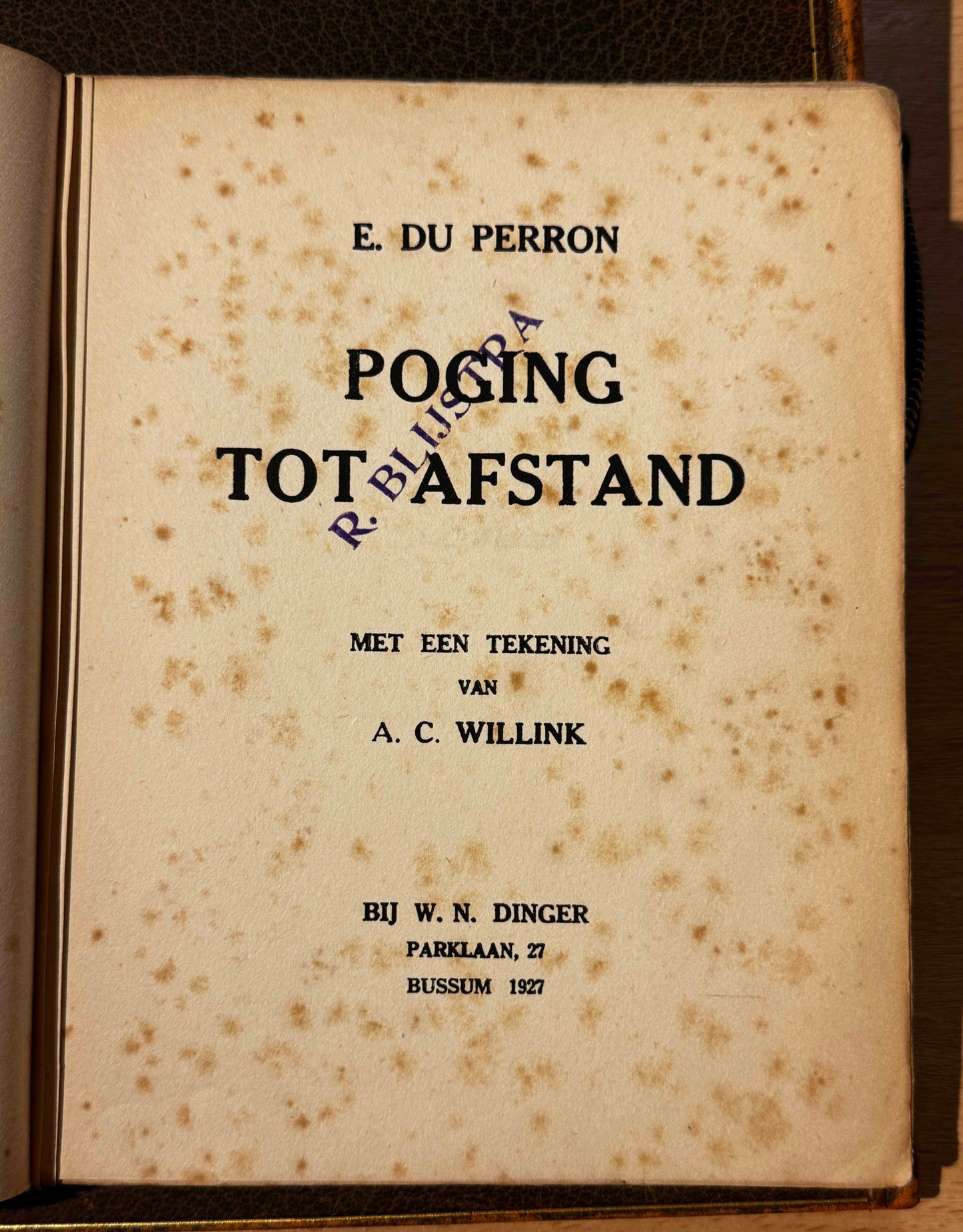 E. du Perron, Poging tot afstand. Met een tekening van A.C. Willink. Bussum, bij W.N. Dinger, Parklaan, 27, 1927