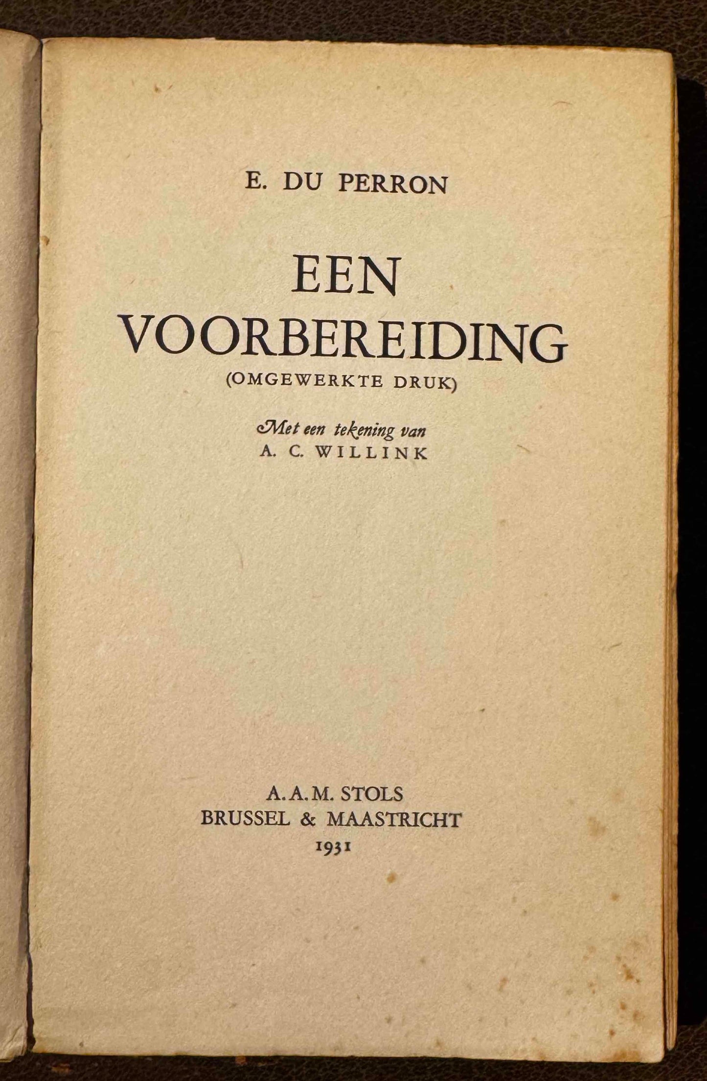 E. du Perron, Een voorbereiding (omgewerkte druk). met een tekening van A.C. Willink. Brussel & Maastricht, A.A.M. Stols, 1931