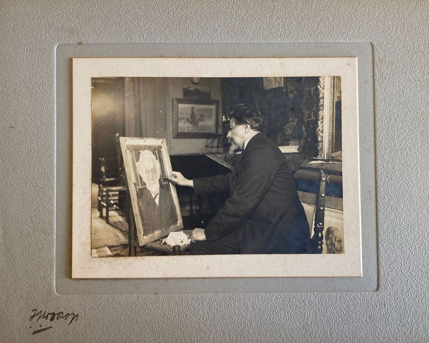 Toorop, Jan De kunstenaar aan het werk in zijn atelier in de Vossiusstraat, Amsterdam. 1908. OORSPRONKELIJKE FOTO. -RS