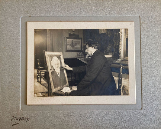 Toorop, Jan De kunstenaar aan het werk in zijn atelier in de Vossiusstraat, Amsterdam. 1908. OORSPRONKELIJKE FOTO. -RS