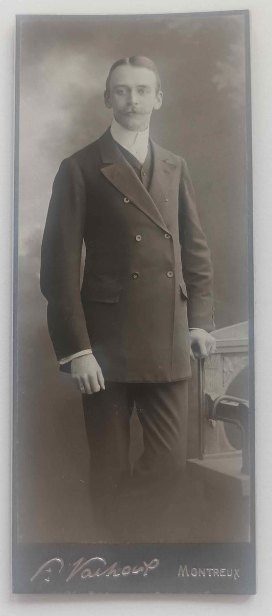 [Carel de Nerée] Falck, Edzard (1884-1963) Oorspronkelijk fotografisch portret. Circa 1907.