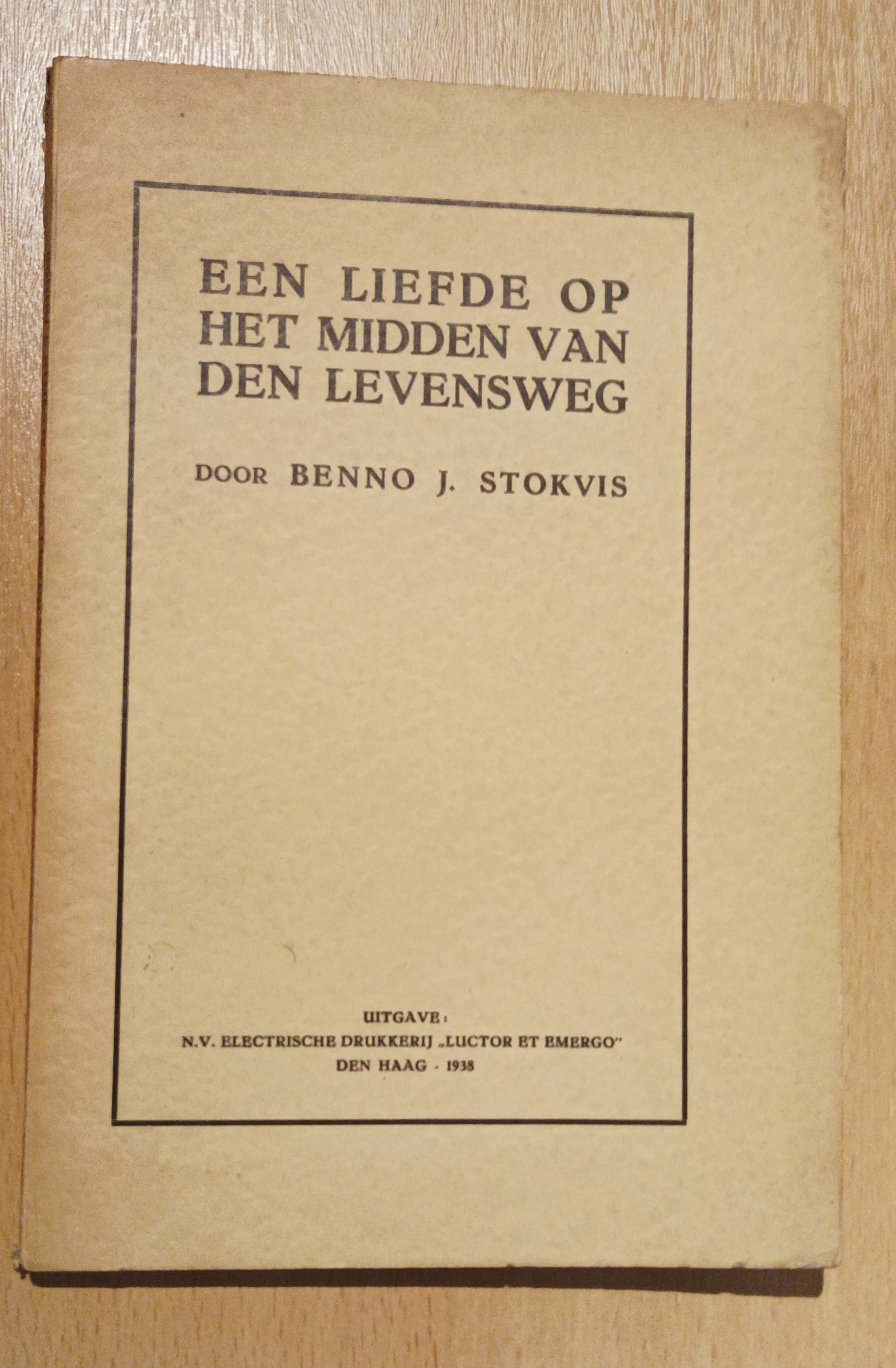 [Gesigneerd] Benno J. Stokvis. Een liefde op het midden van de levensweg.