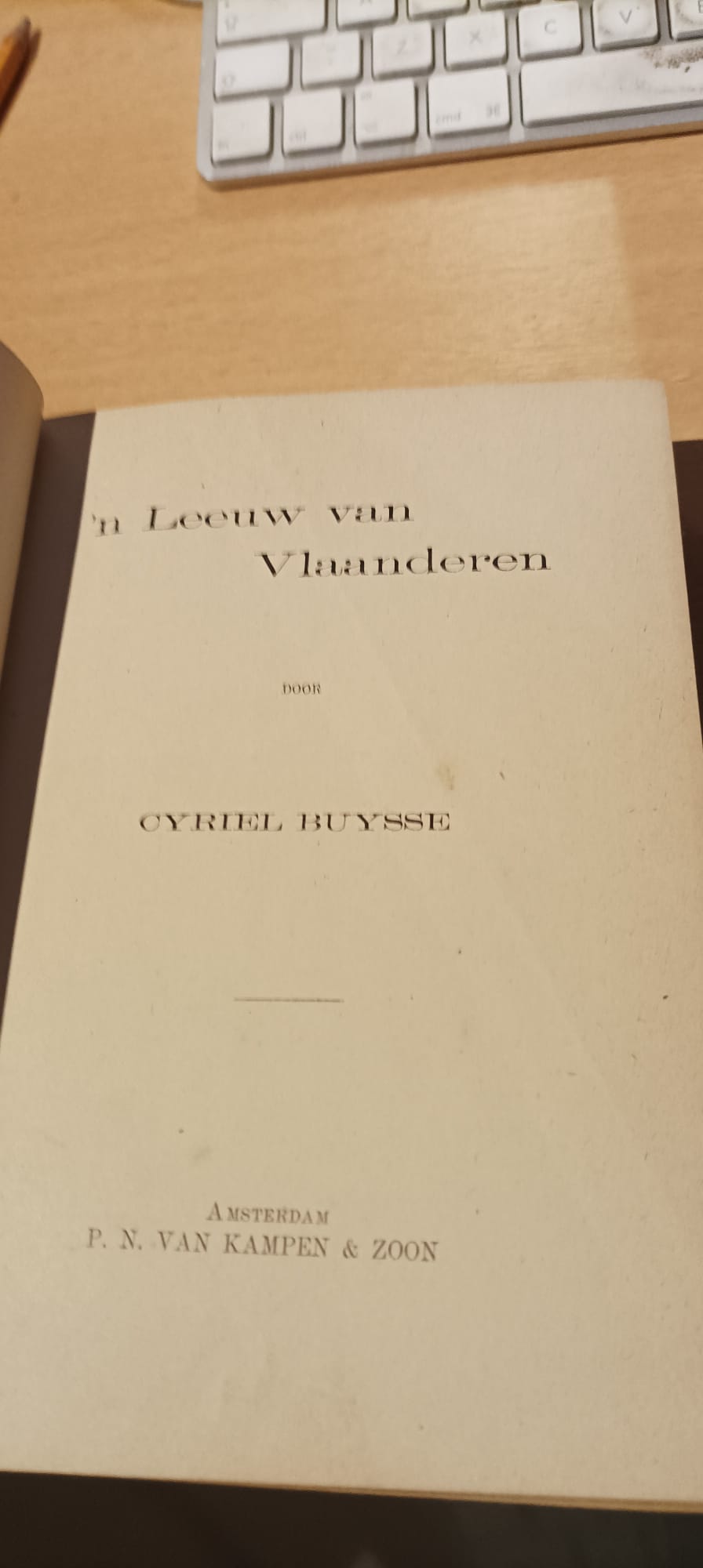 Buysse, Cyriel Een leeuw van Vlaanderen. Amsterdam, Van Kampen, [1900].