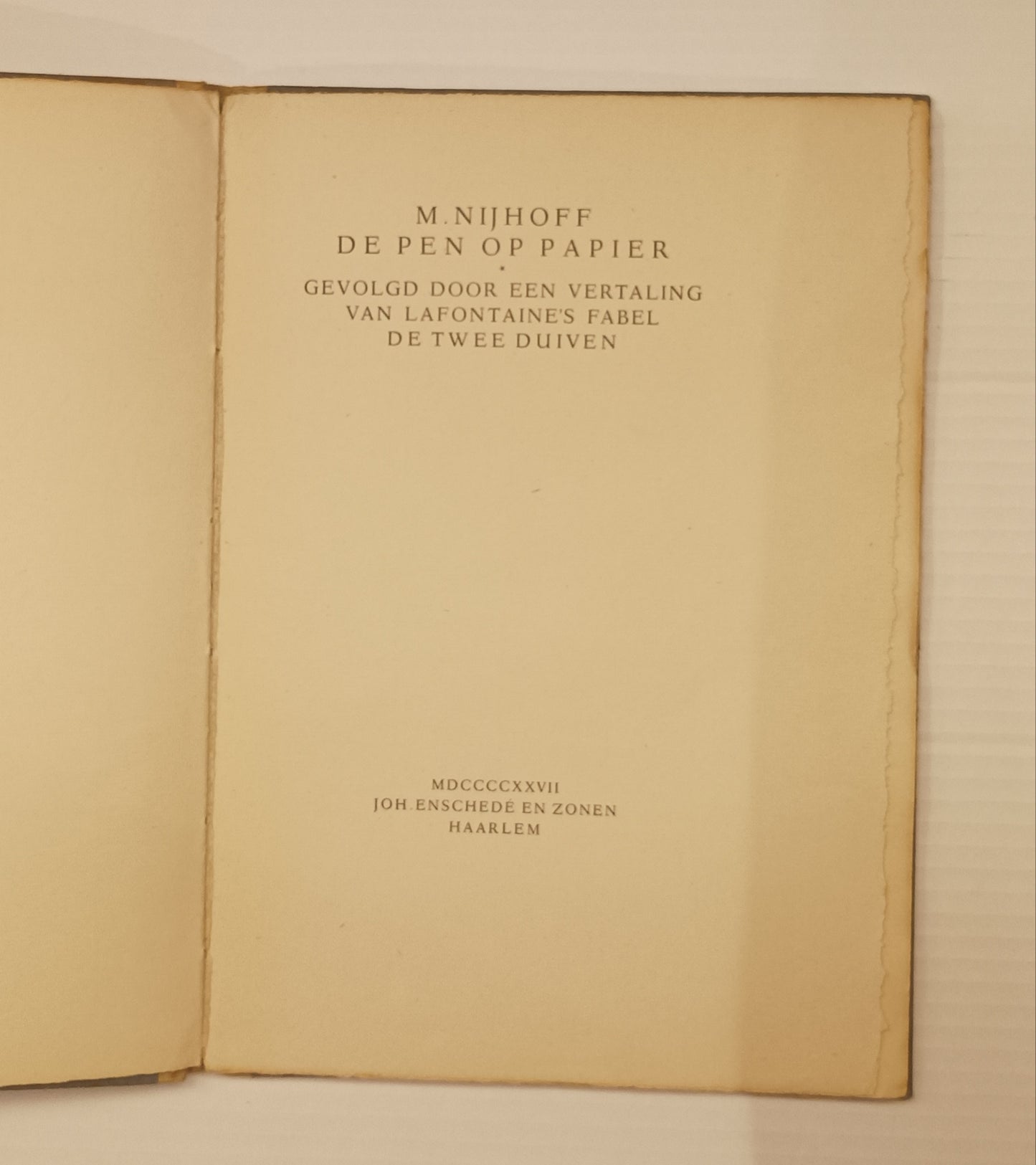 [Gesigneerd] Martinus Nijhoff. De pen op papier, gevolgd door een vertaling van Lafontaine’s Fabel De Twee Duiven.