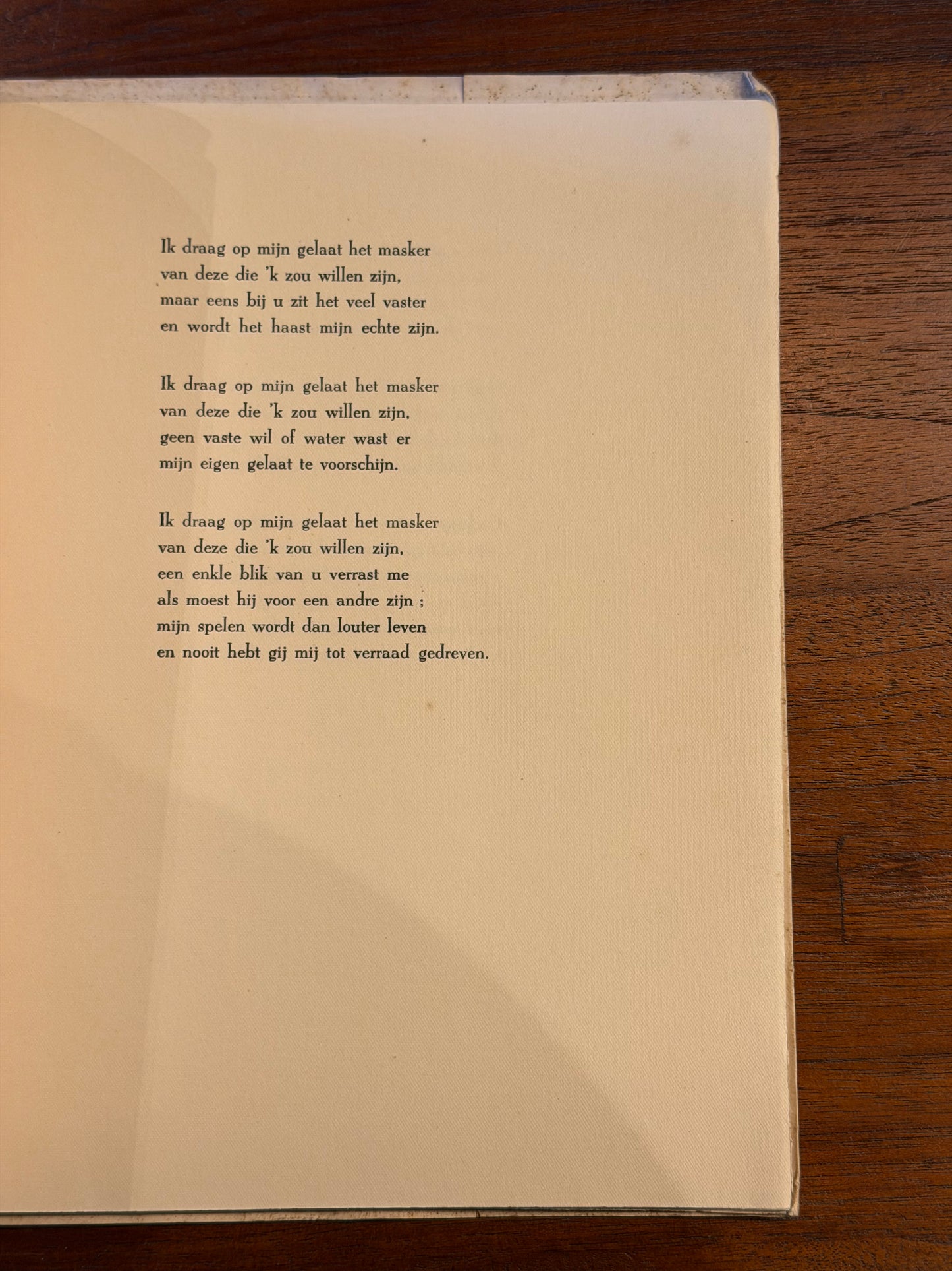 MASKERS OP EN SPELEN door FRANK BOUTEVOGEL.