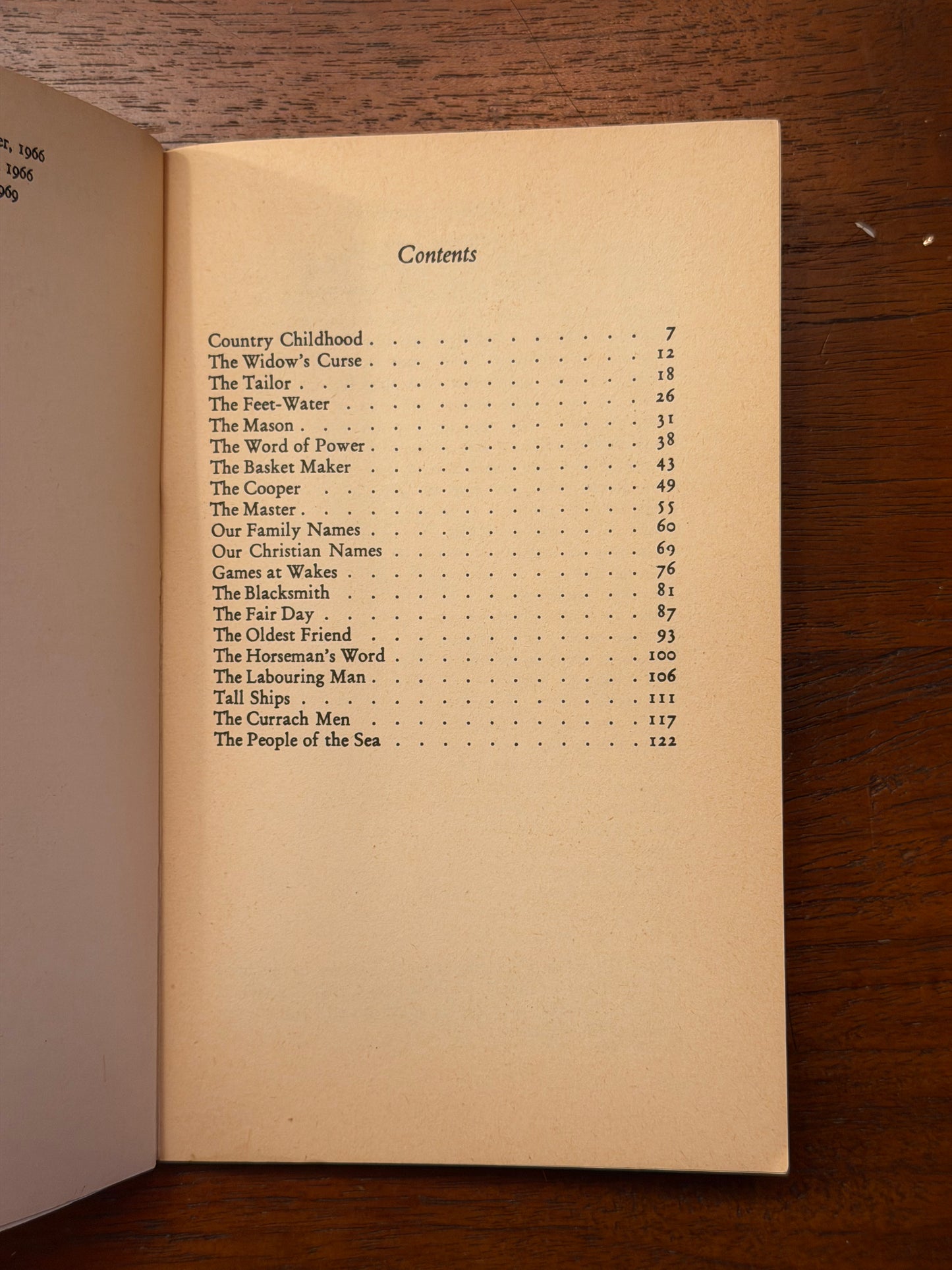 IRISH COUNTRY PEOPLE by Kevin Danaher