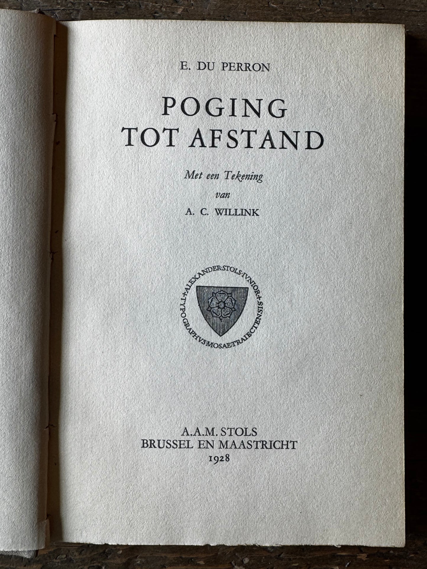 E. du Perron. Poging tot afstand, met een tekening van A.C. Willink. Brussel en Maastricht, A.A.M. Stols, 1928
