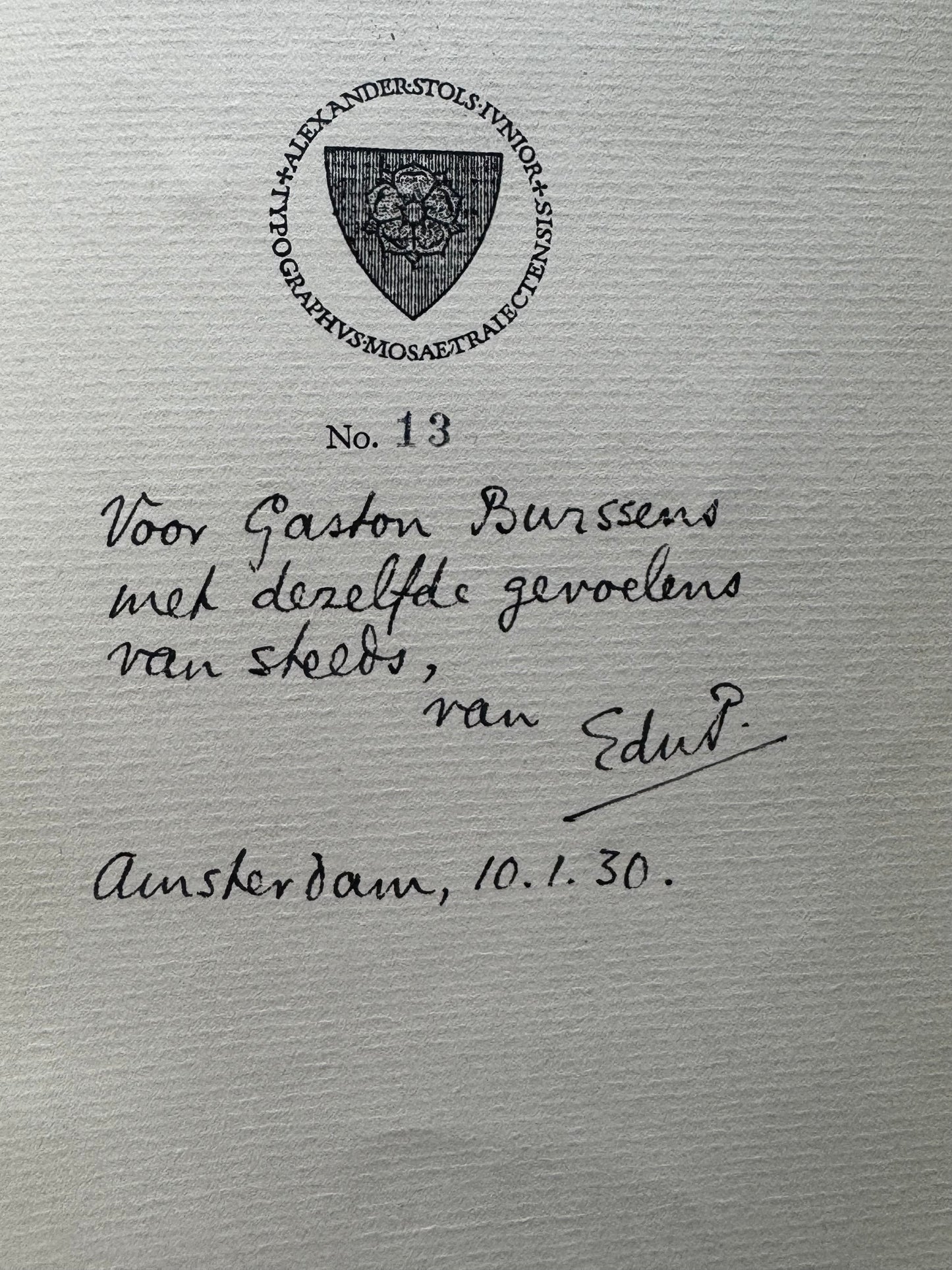 E.du Perron. Nutteloos verzet. Met een tekening van A.C. Willink. Brussel &amp; Maastricht, 1929. Oplage: 265. Alle exx met papieren omslag in goede staat.