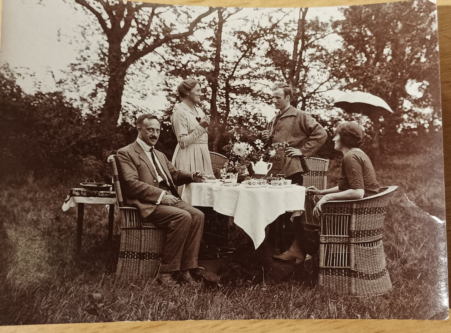 Oorspronkelijke foto van Else Berg, Tine Baanders, Mommie Schwarz (en onbekende man). Mogelijk genomen in Groet (NH), omstreeks 1930.