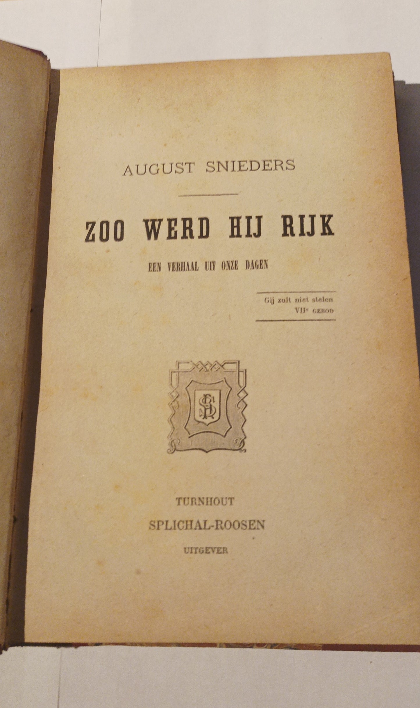 [Gesigneerd] Snieders, August. Zoo werd hij rijk. Een verhaal uit onze dagen.