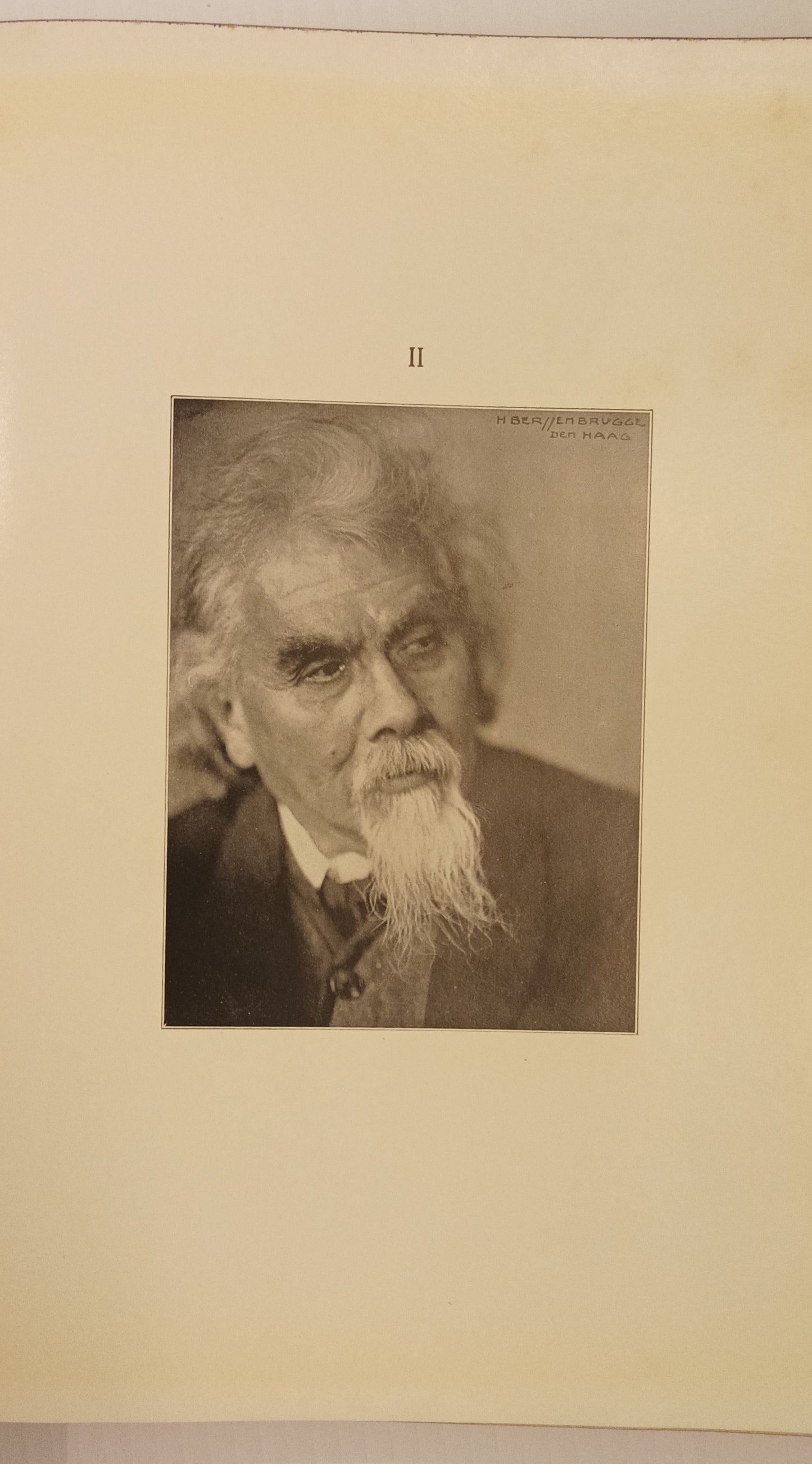 [Jan Toorop] Wouter Lutkie. Van Toorop naar Mussolini. [Met reproducties naar teekeningen en foto’s van Jan Toorop en één teekening van Joan Collette.]
