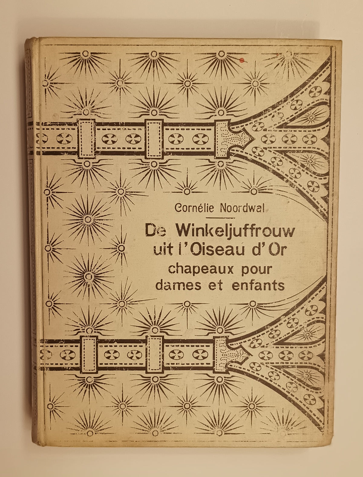 [Vincent van Gogh] Cornélie Noordwal. De winkeljuffrouw uit l’Oiseau d’Or Chapeaux pour dames et enfants. Een stuk levensgeschiedenis.