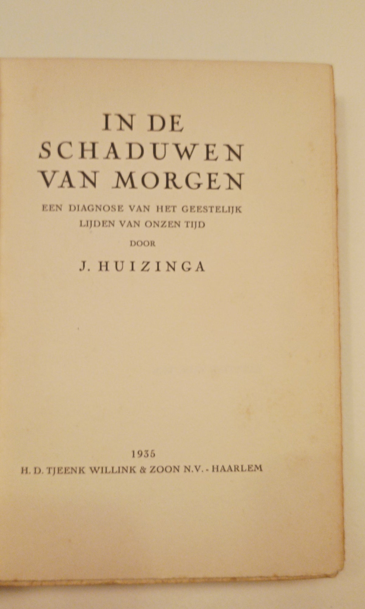 [Gesigneerd] Johan Huizinga. In de schaduwen van morgen.