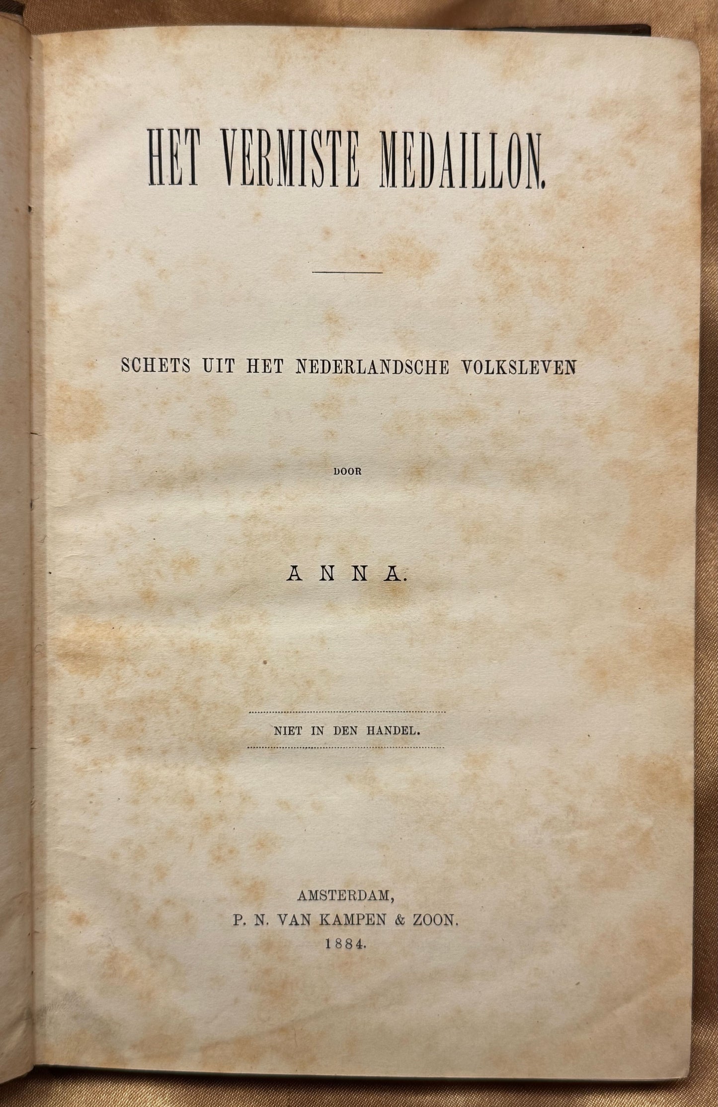 [Vrouwelijke schrijvers] Anna [=mevr. Hoekstra-van Geus] Het vermiste medaillon. Schets uit het Nederlandsch volksleven. Amsterdam, Van Kampen, 1884 -RD