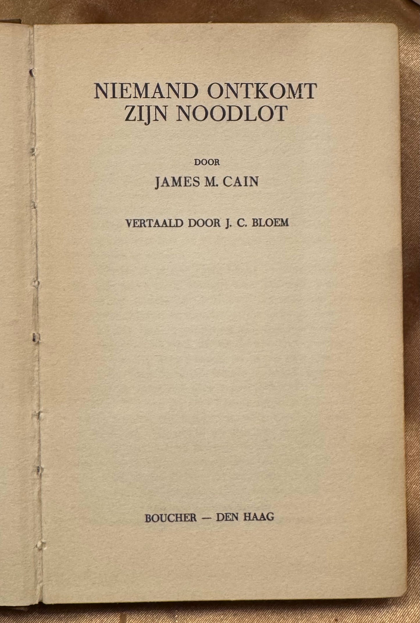 [J.C. Bloem] James M. Cain. Niemand ontkomt aan zijn noodlot. Vert. d. J.C. Bloem. Den Haag, Boucher, 1935