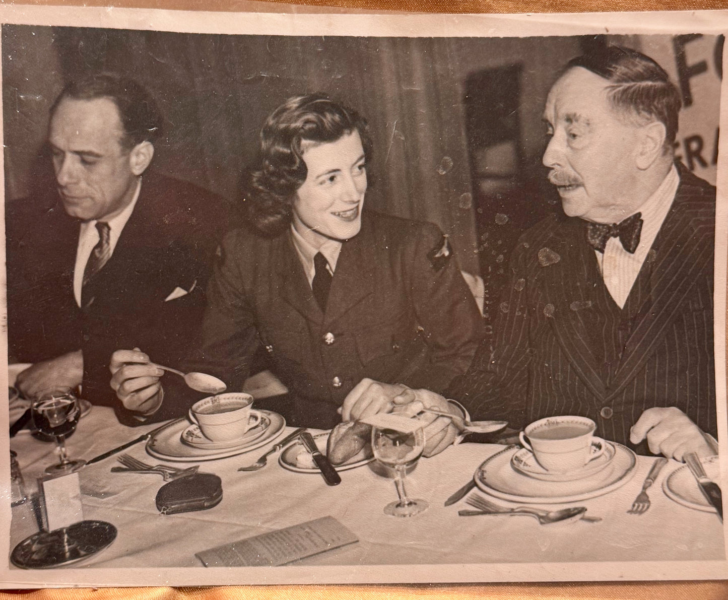 H.G. Wells and Miss Sarah Churchill at Oochran Jubilee Lunch. Oorspronkelijke persfoto Associated Press, Dec. 1941.