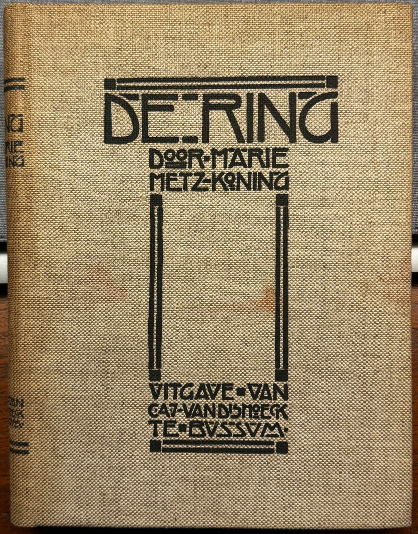 [Vrouwelijke schrijvers. Feminisme] Metz-Koning, Marie. De ring. Bussum, Van Dishoeck, 1904.