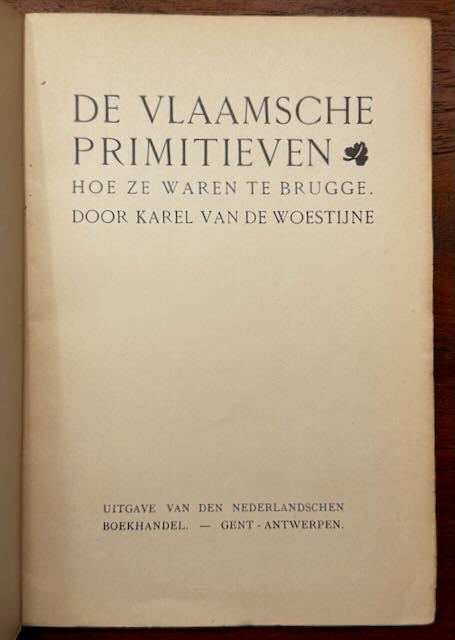 [Gesigneerd] Woestijne, Karel van de De Vlaamsche Primitieven. Hoe ze waren te Brugge. Gent/Antwerpen, De Nederlandschen Boekhandel, [1903].
