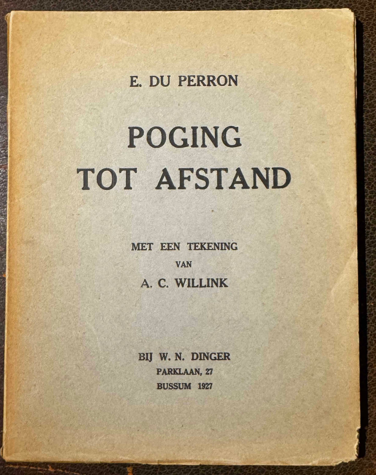 E.du Perron. Poging tot afstand. Met een tekening van A.C. Willink. Bussum, bij W.N. Dinger, Parklaan, 27, 1927