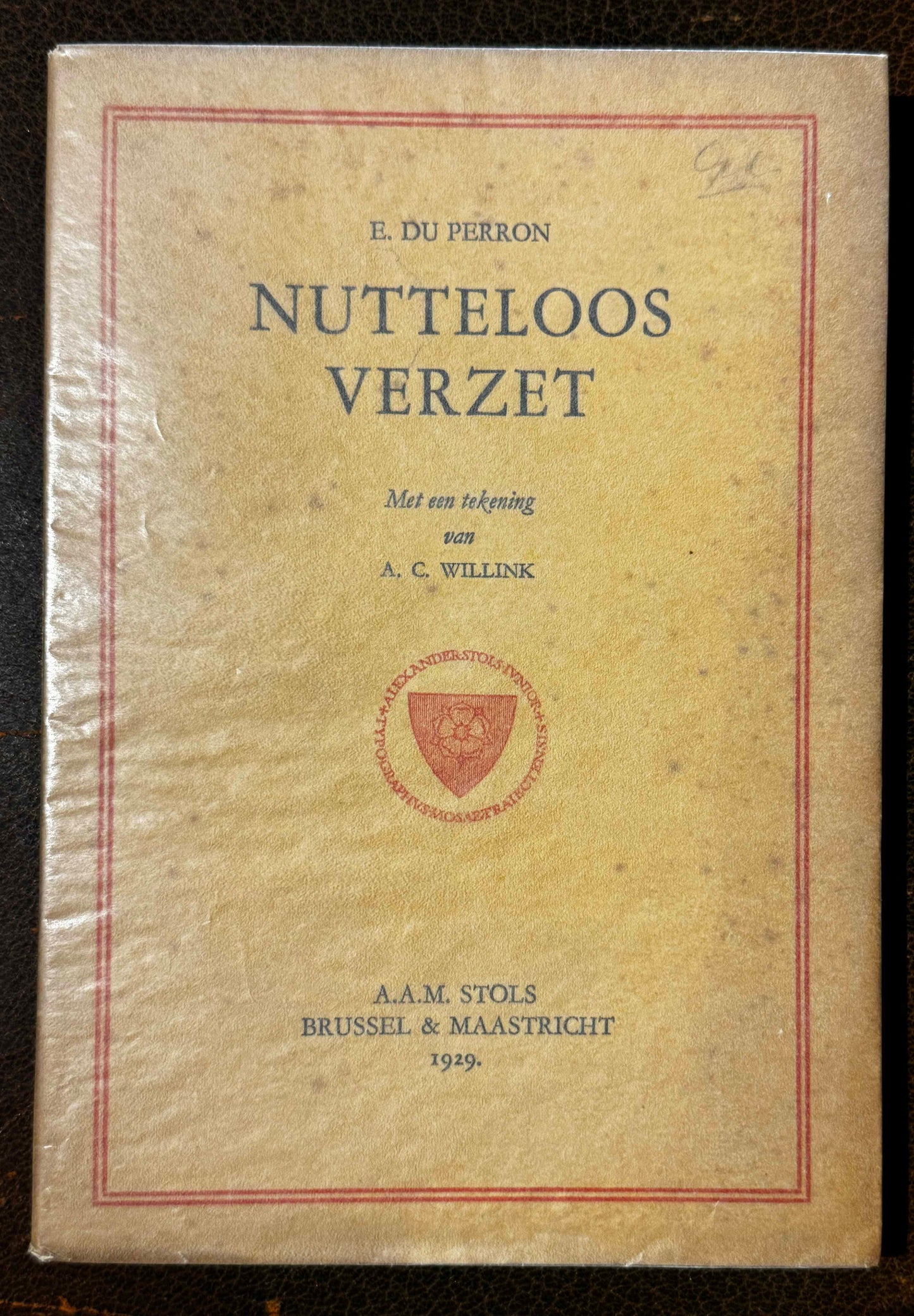 E.du Perron. Nutteloos verzet. Met een tekening van A.C. Willink. Brussel &amp; Maastricht, 1929. Oplage: 265. Alle exx met papieren omslag in goede staat.