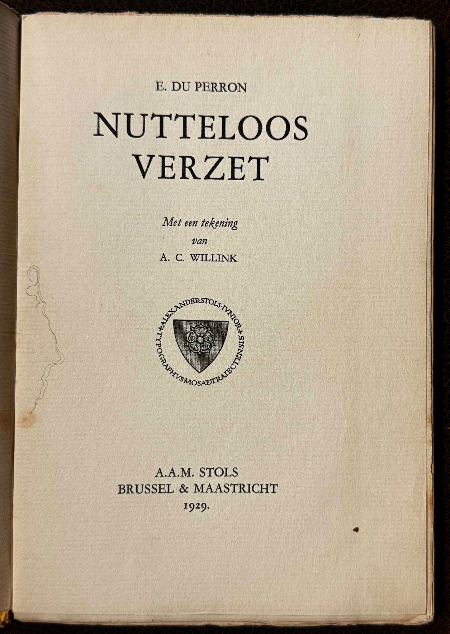 E.du Perron. Nutteloos verzet. Met een tekening van A.C. Willink. Brussel &amp; Maastricht, 1929. Oplage: 265. Alle exx met papieren omslag in goede staat.