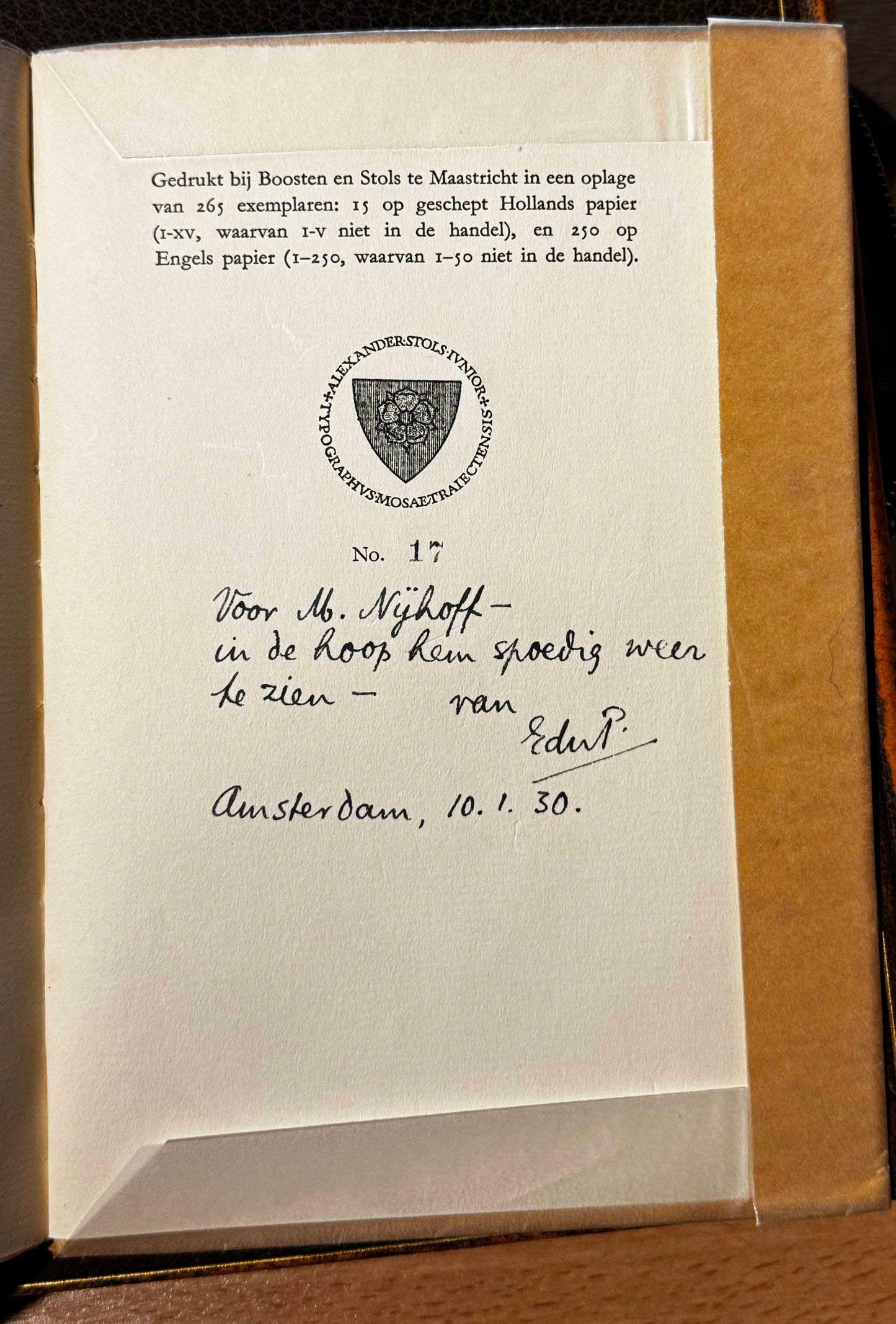 E.du Perron. Nutteloos verzet. Met een tekening van A.C. Willink. Brussel &amp; Maastricht, 1929. Oplage: 265. Alle exx met papieren omslag in goede staat.