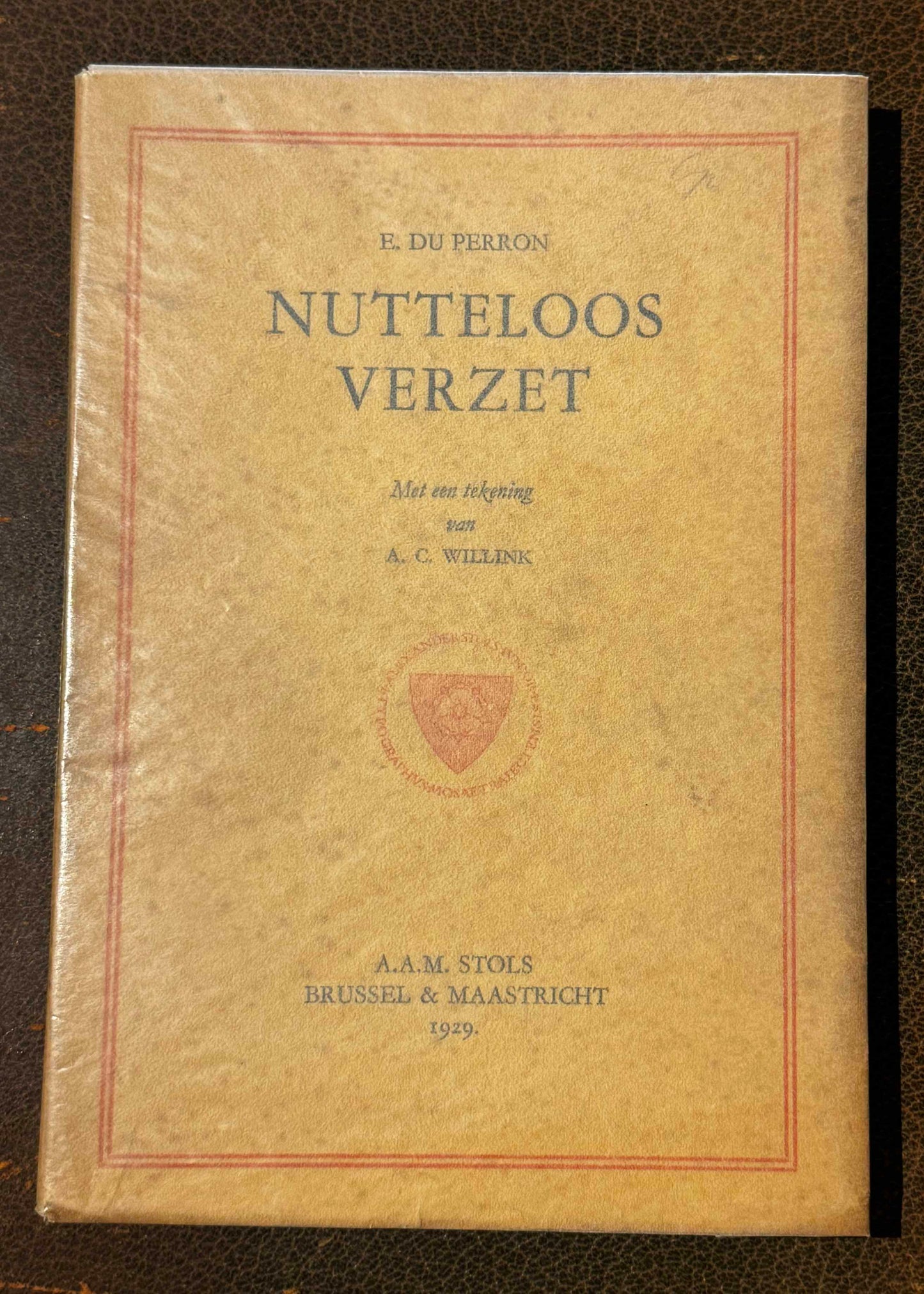 E.du Perron. Nutteloos verzet. Met een tekening van A.C. Willink. Brussel &amp; Maastricht, 1929. Oplage: 265. Alle exx met papieren omslag in goede staat.