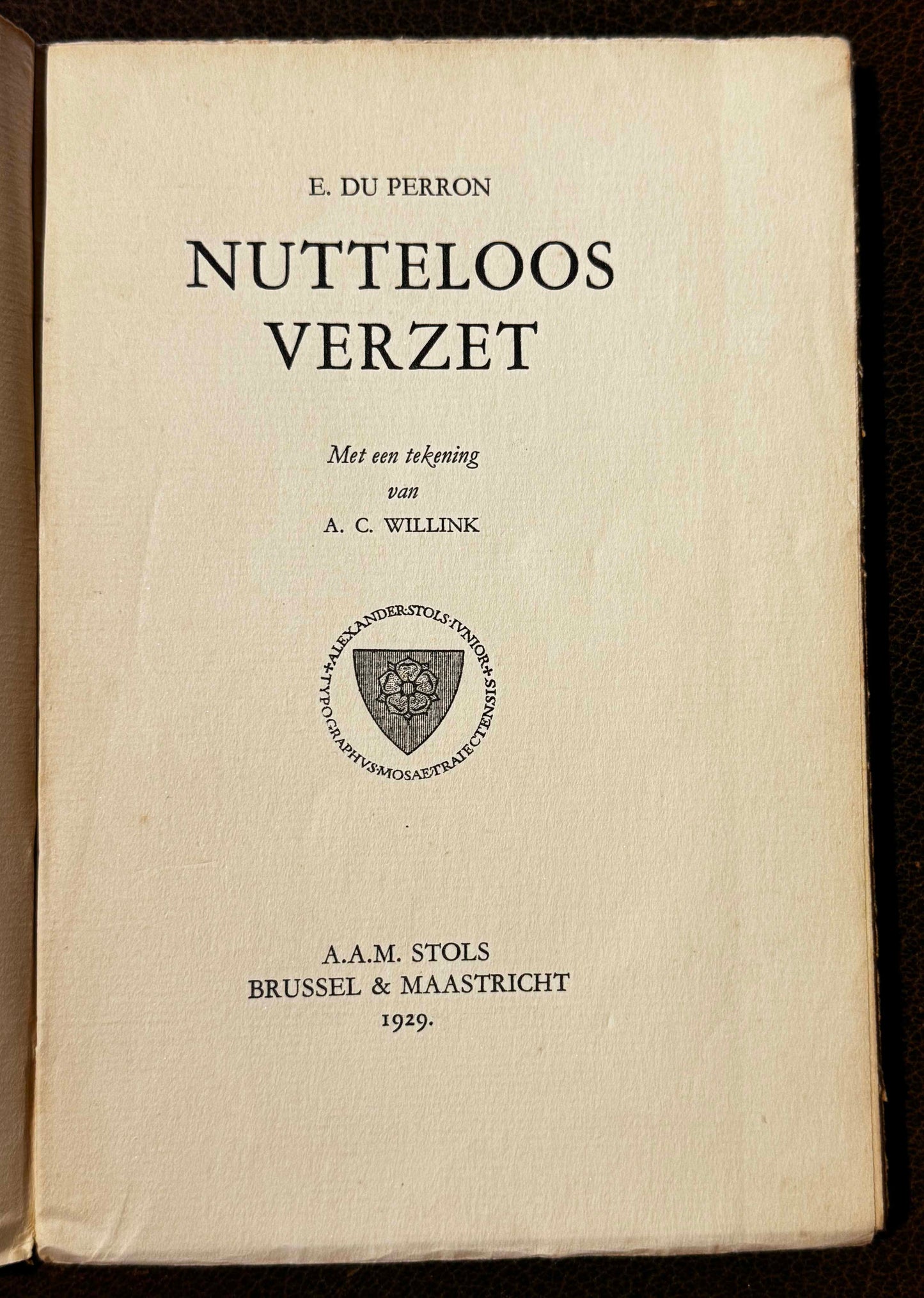 E.du Perron. Nutteloos verzet. Met een tekening van A.C. Willink. Brussel &amp; Maastricht, 1929. Oplage: 265. Alle exx met papieren omslag in goede staat.