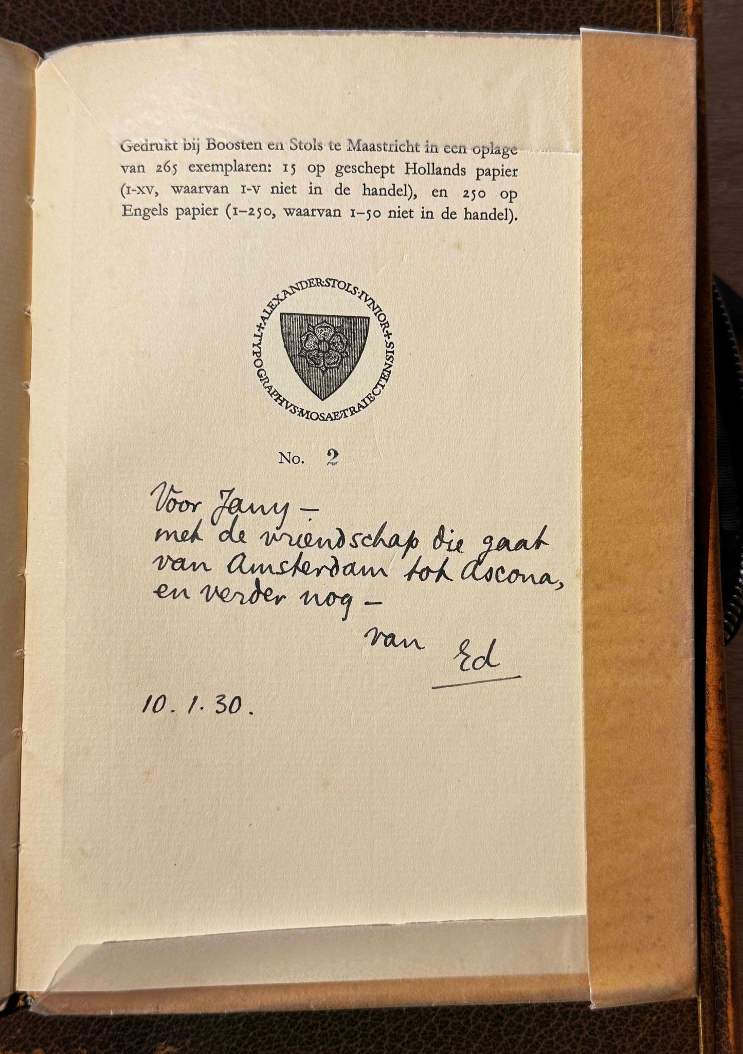 E.du Perron. Nutteloos verzet. Met een tekening van A.C. Willink. Brussel &amp; Maastricht, 1929. Oplage: 265. Alle exx met papieren omslag in goede staat.