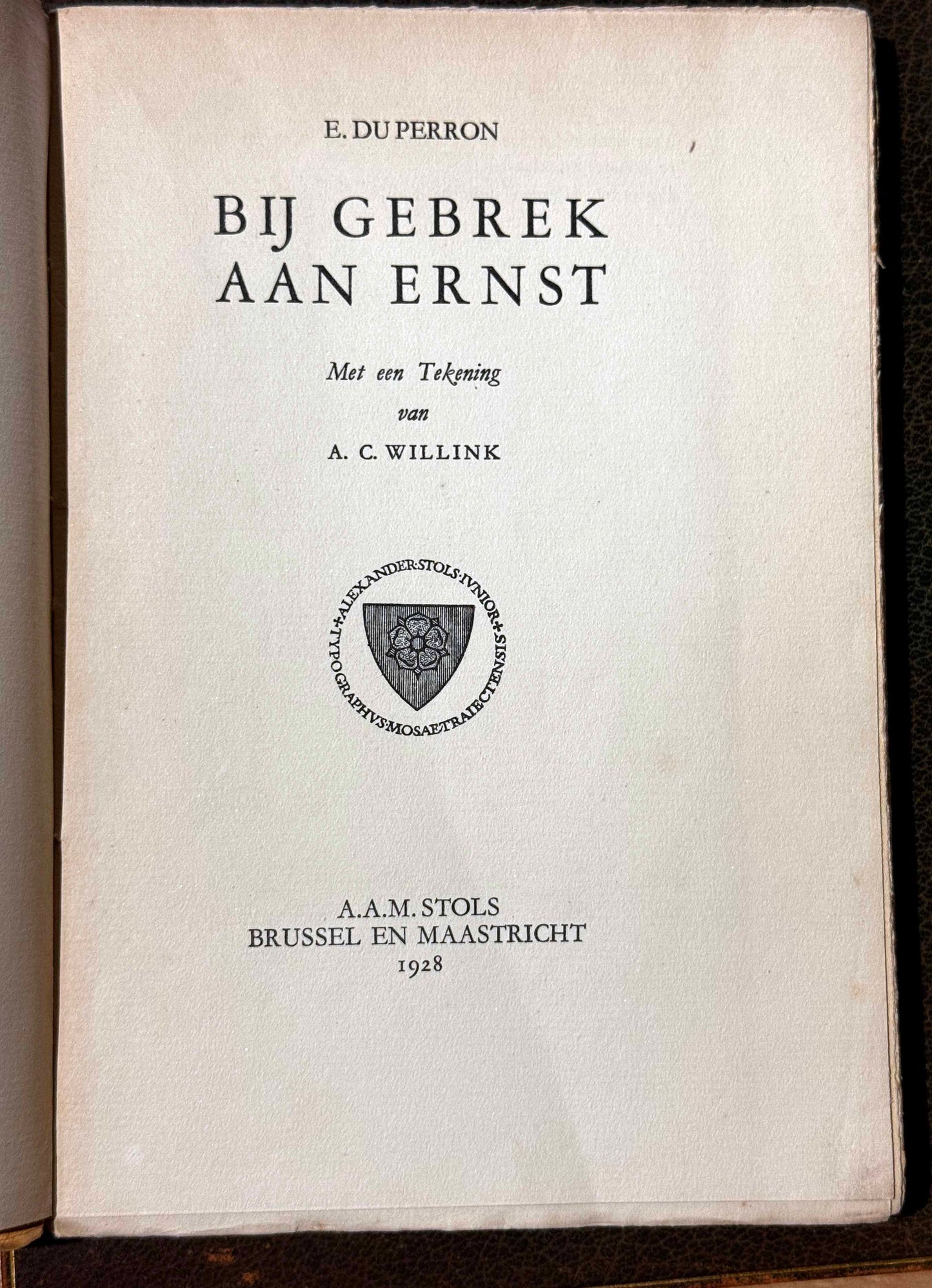 E. du Perron. Bij gebrek aan ernst. Met een tekening van A.C. Willink. Brussel en Maastricht, A.A.M. Stols, 1928