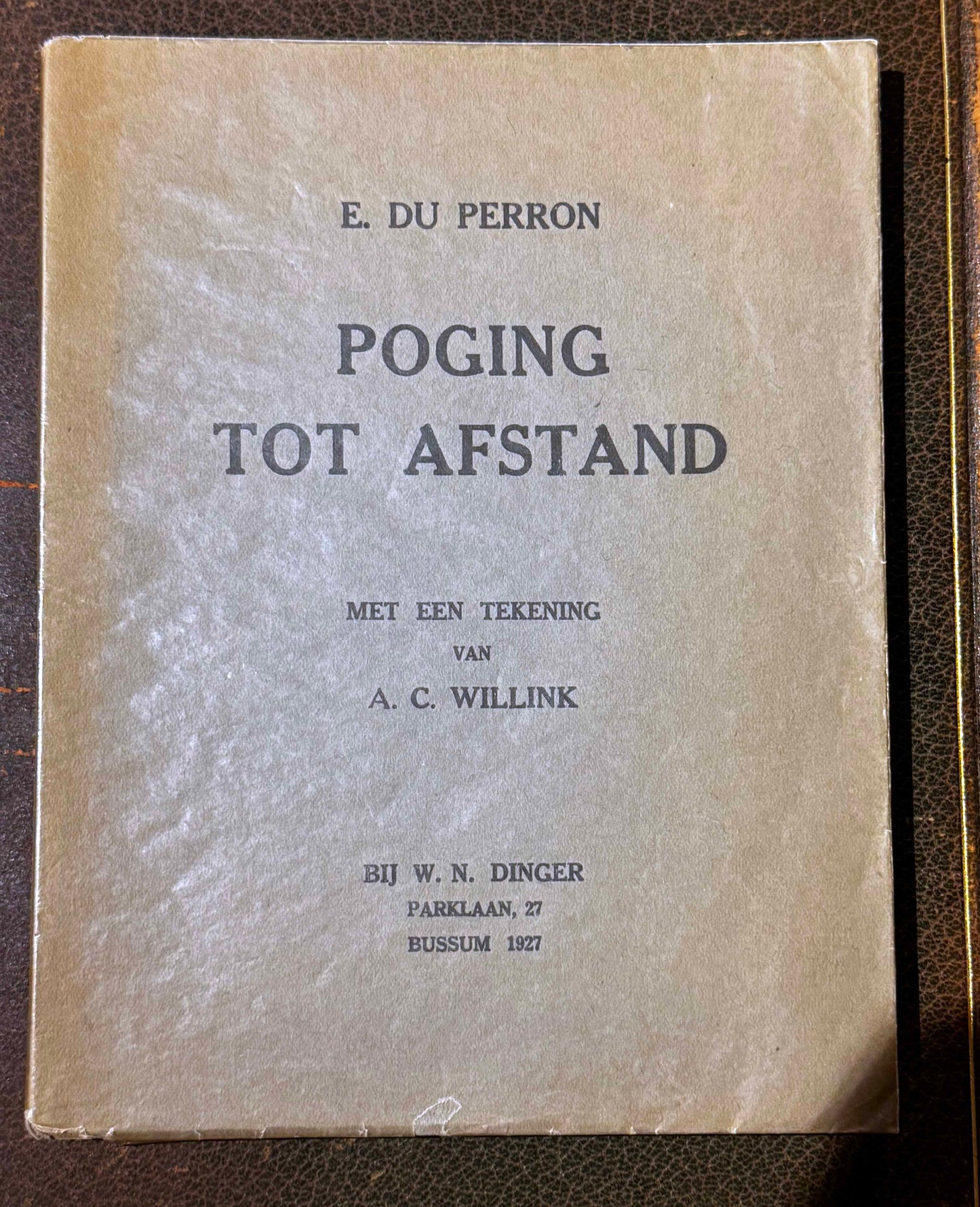 E. du Perron. Poging tot afstand. Met een tekening van A.C. Willink. Bussum, bij W.N. Dinger, Parklaan, 27, 1927