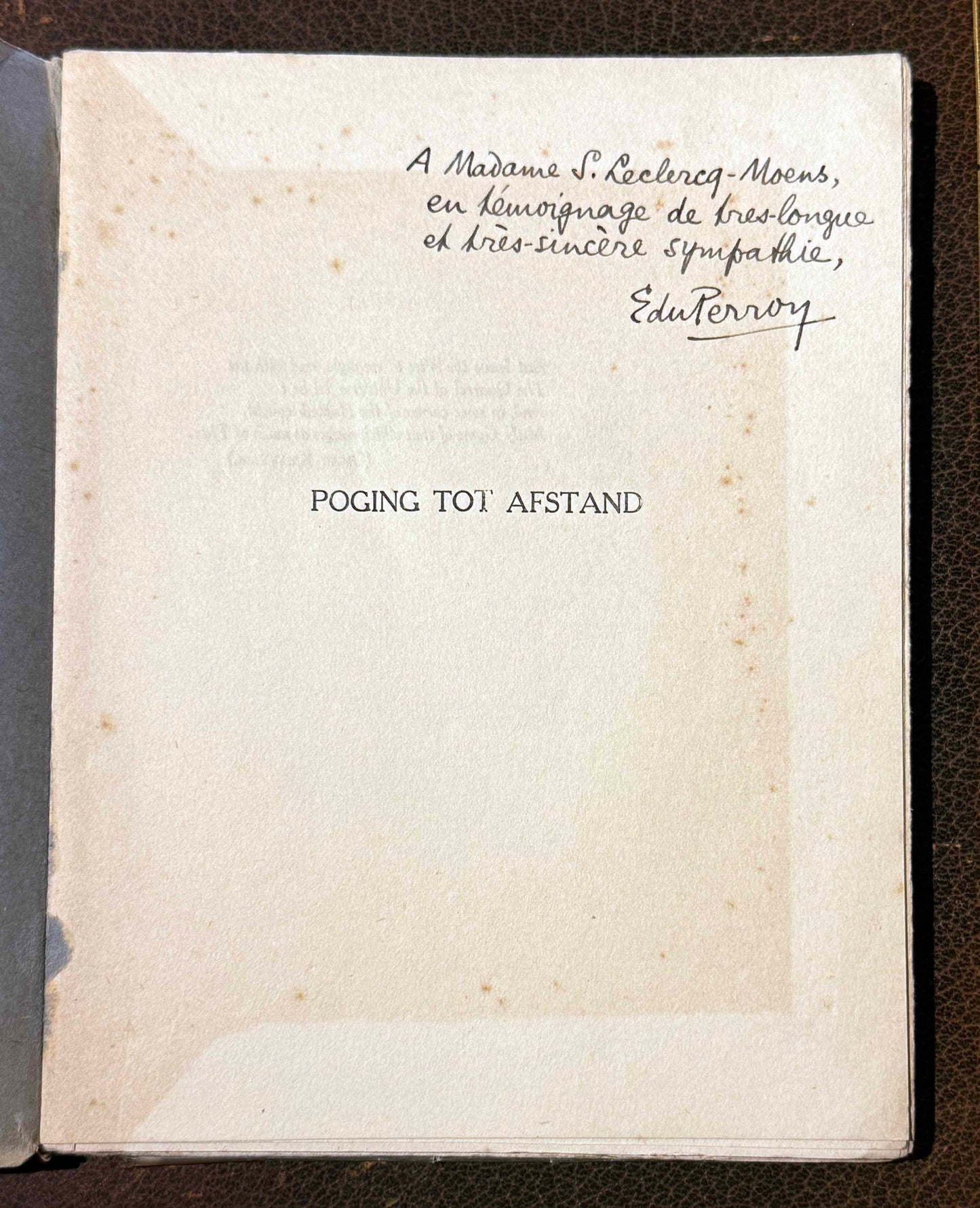 E. du Perron. Poging tot afstand. Met een tekening van A.C. Willink. Bussum, bij W.N. Dinger, Parklaan, 27, 1927