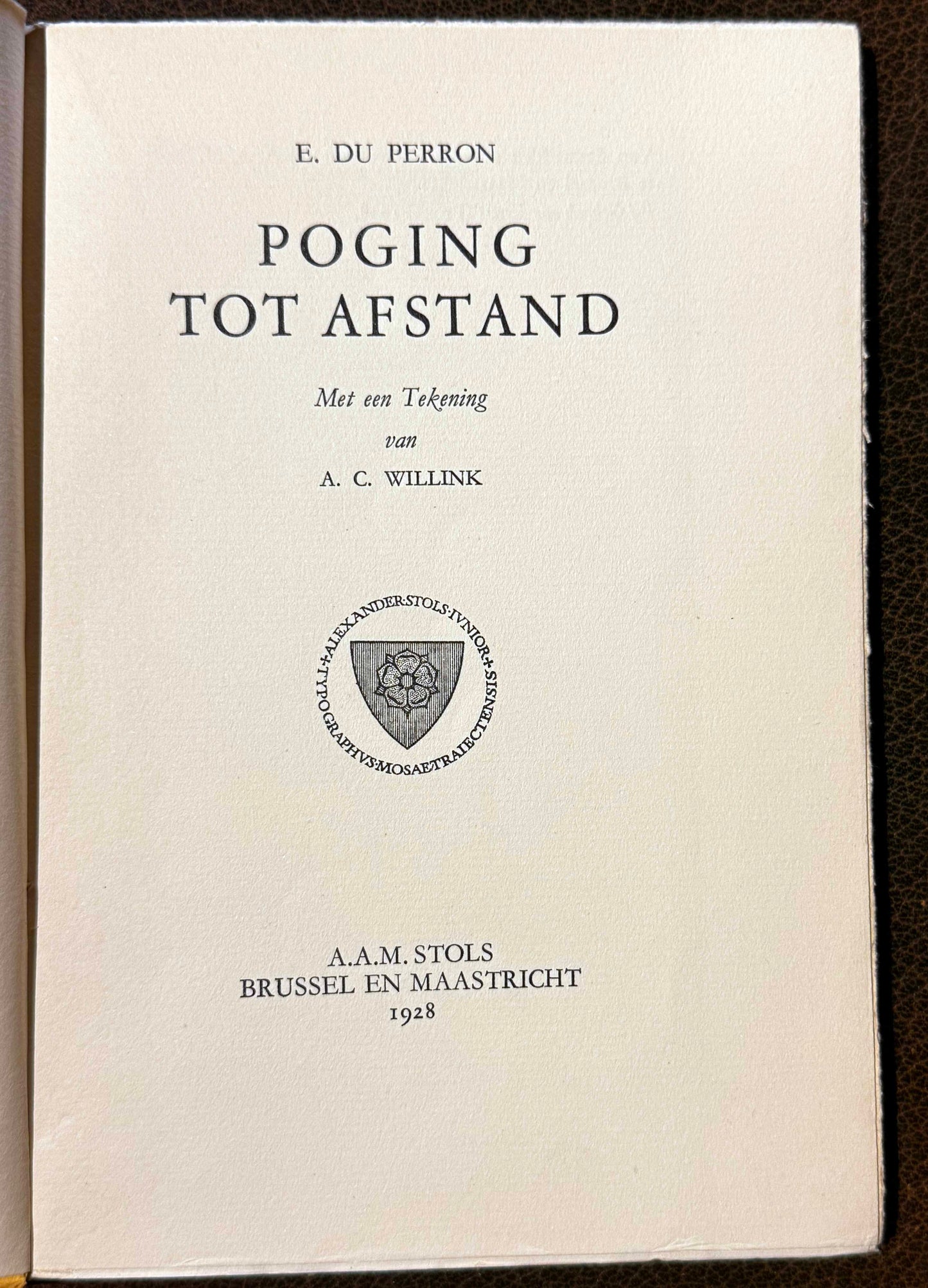 E. du Perron, Poging tot afstand. Met een tekening van A.C. Willink. Bussum, bij W.N. Dinger, Parklaan, 27, 1927 (Colofon: Poging tot afstand werd gedrukt bij A. Breuer, 313, Elsene Steenweg, te Brussel