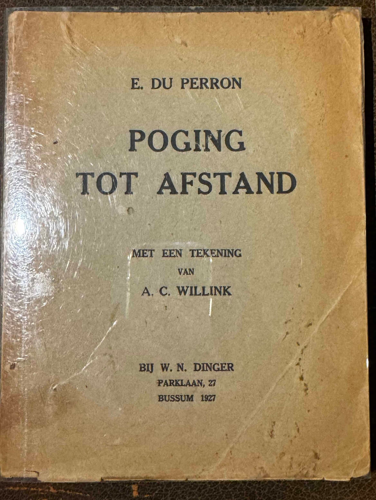 E. du Perron, Poging tot afstand. Met een tekening van A.C. Willink. Bussum, bij W.N. Dinger, Parklaan, 27, 1927