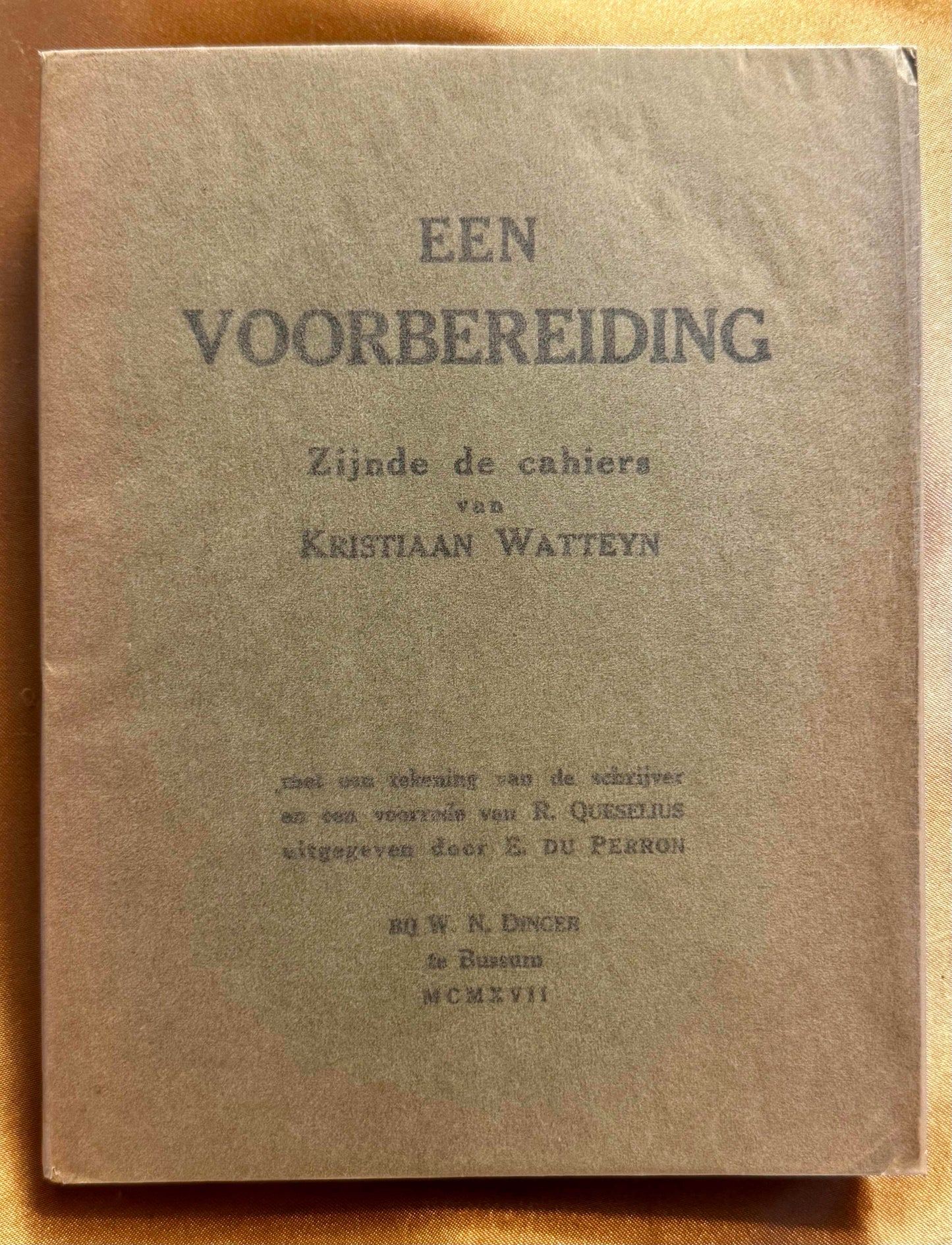Een voorbereiding zijnde de cahiers van Kristiaan Watteyn. Met een tekening van de schrijver en een voorrede van R. Queselius uitgegeven door E. du Perron. Bussum, bij W.N. Dinger, 1917 [=1927]