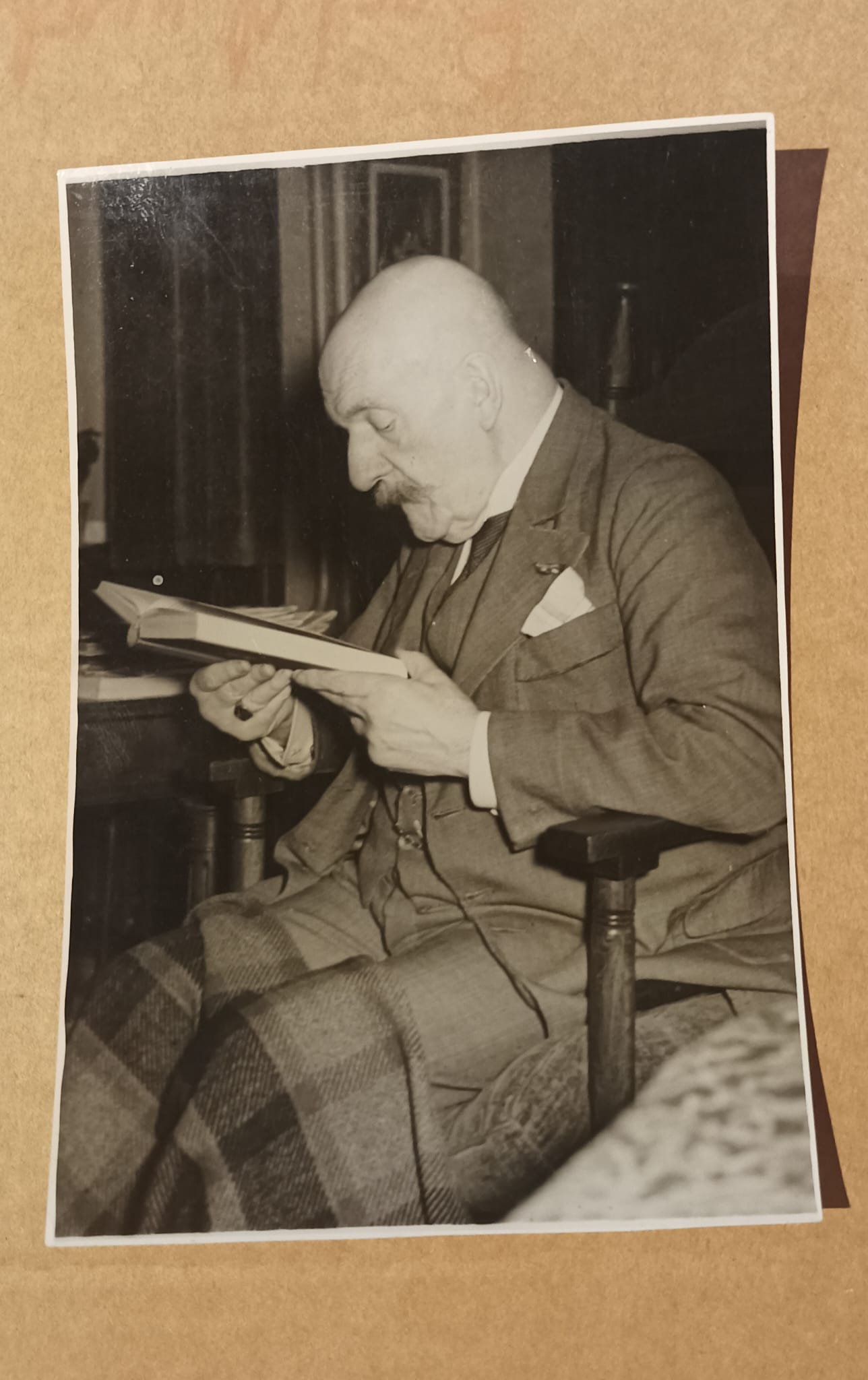 [Tachtigers] Deyssel, Lodewijk van Lodewijk van Deyssel leest een zijner werken in de huiskamer in Haarlem door .Oorspronkelijke persfoto ANEPO, sept. 1949.