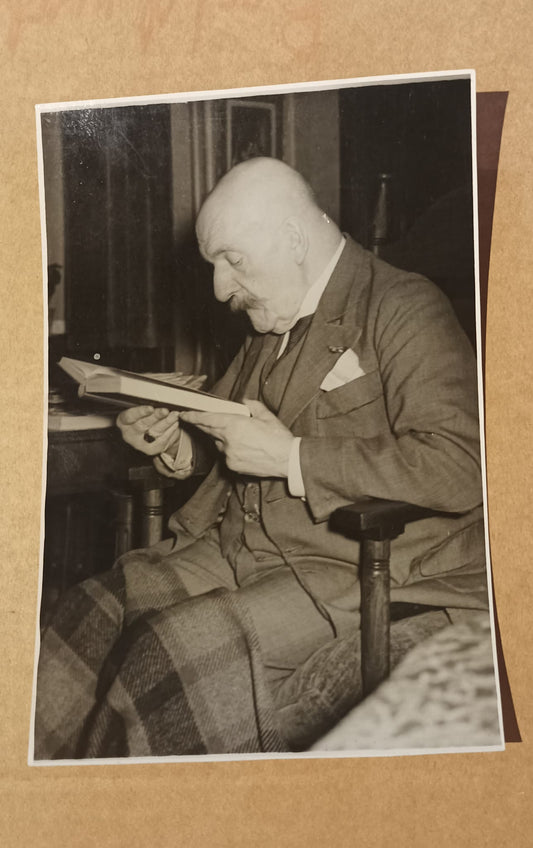 [Tachtigers] Deyssel, Lodewijk van Lodewijk van Deyssel leest een zijner werken in de huiskamer in Haarlem door .Oorspronkelijke persfoto ANEPO, sept. 1949.